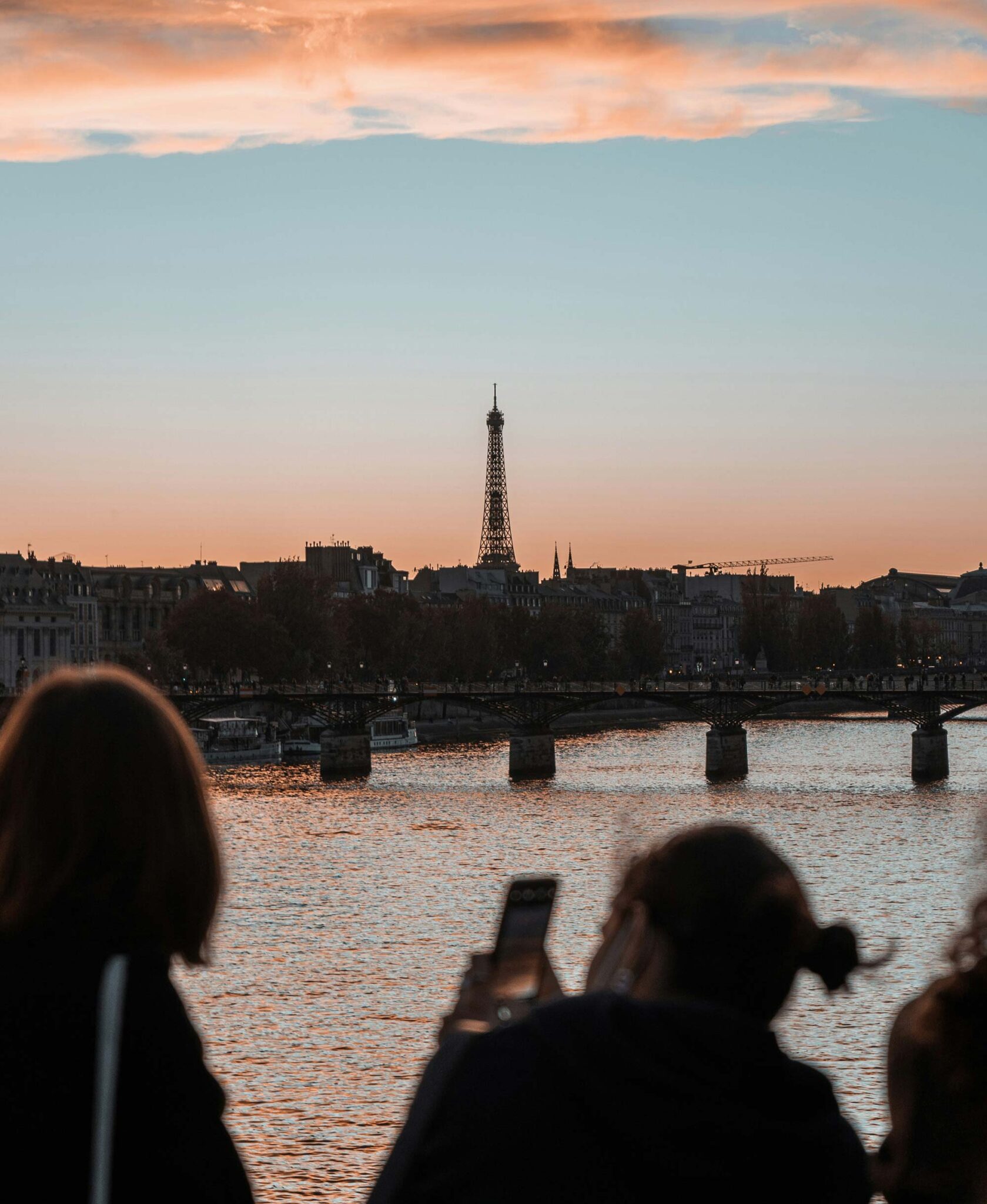Overtourism-Paris-Eiffelturm-Touristen-Seine.jpg