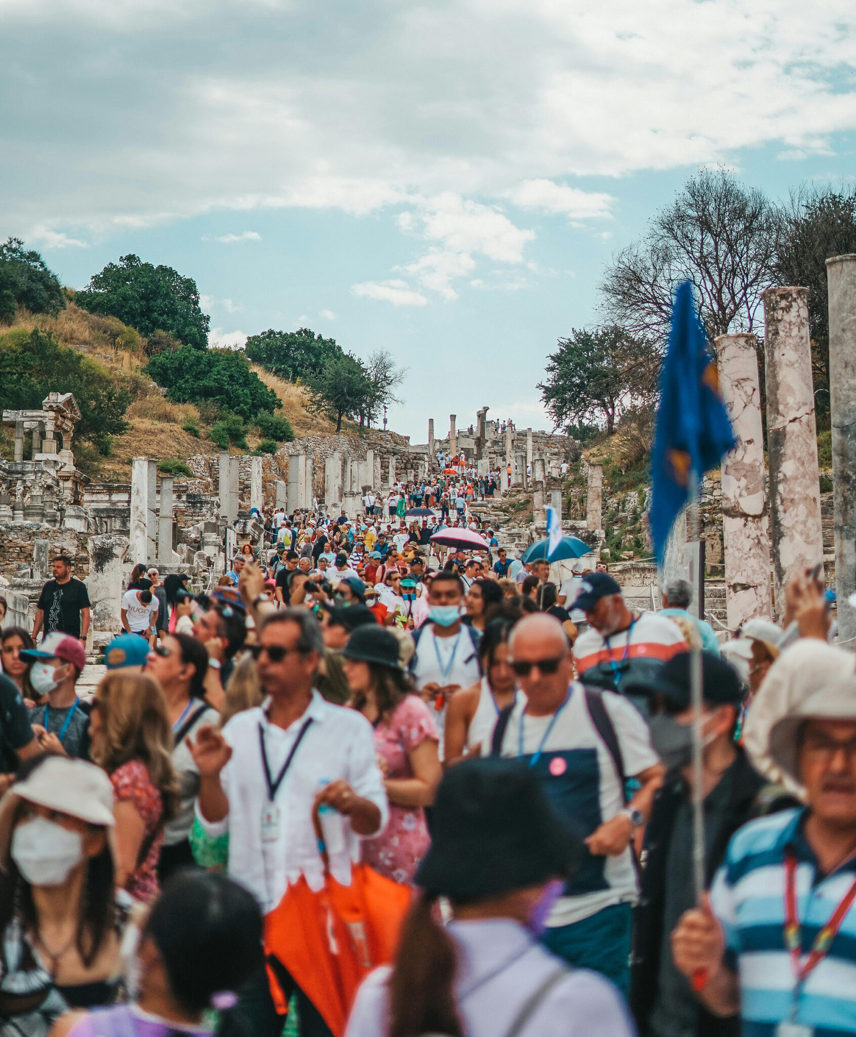 Dichte Menschenmenge drängt sich durch die antiken Ruinen von Ephesos in der Türkei