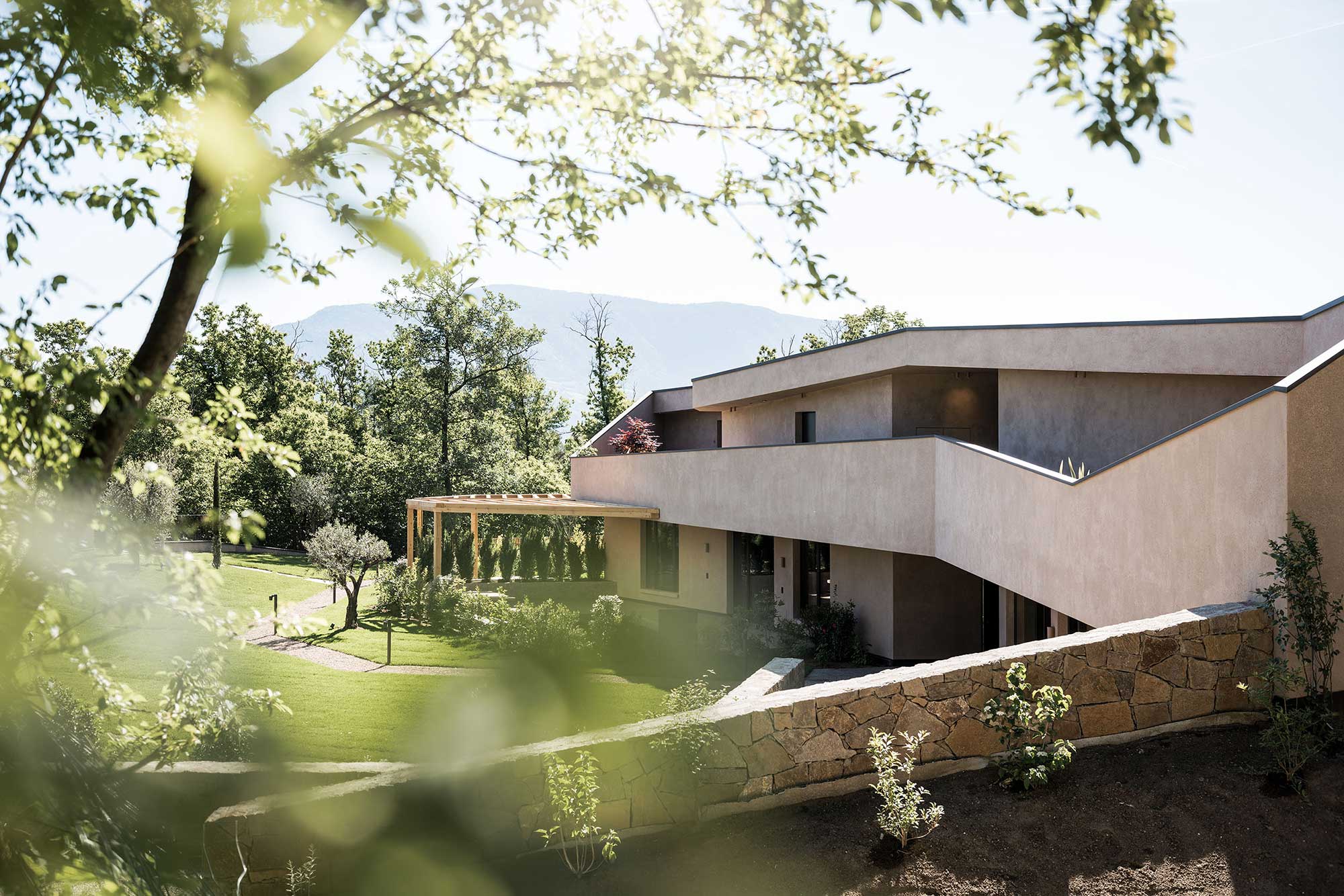 Hotel-Stroblhof-Rittstein-Homes-Aussenansicht-Berge-Eppan-Suedtirol-Italien-Good-Travel.