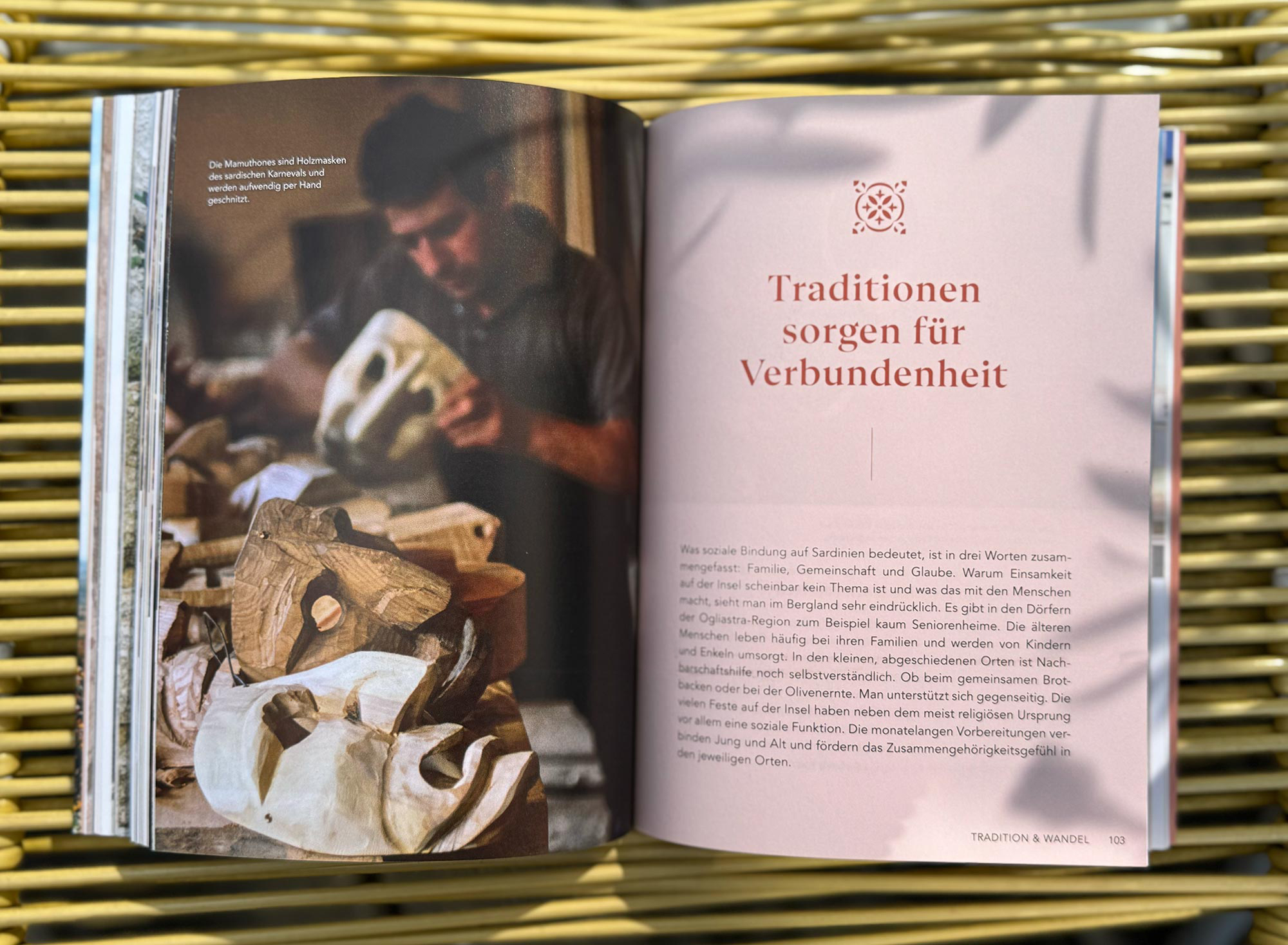 Handwerker schnitzt traditionelle Mamuthones-Holzmasken des sardischen Karnevals