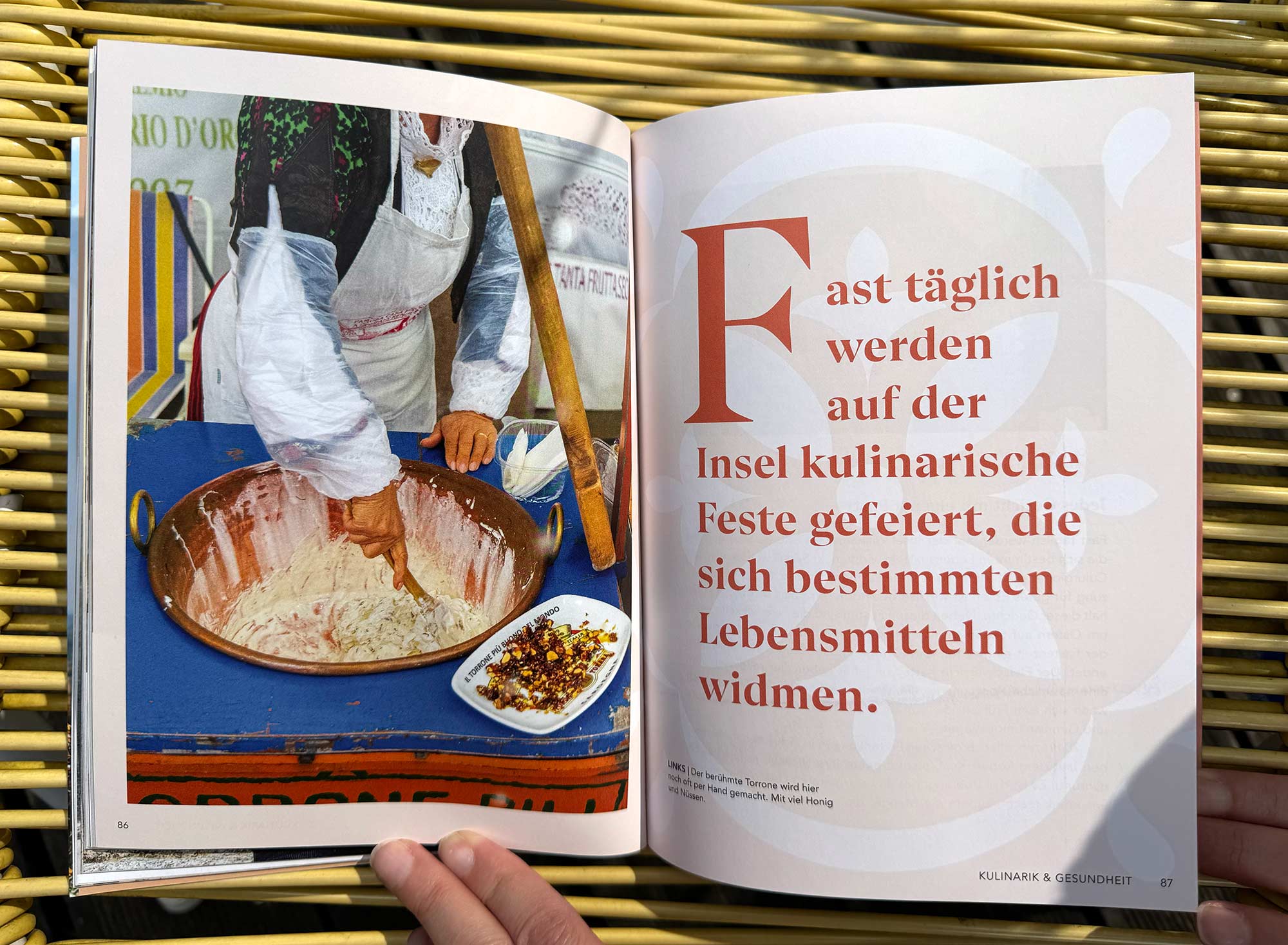 Person kocht in einer Kupferschüssel traditionellen sardischen Torrone