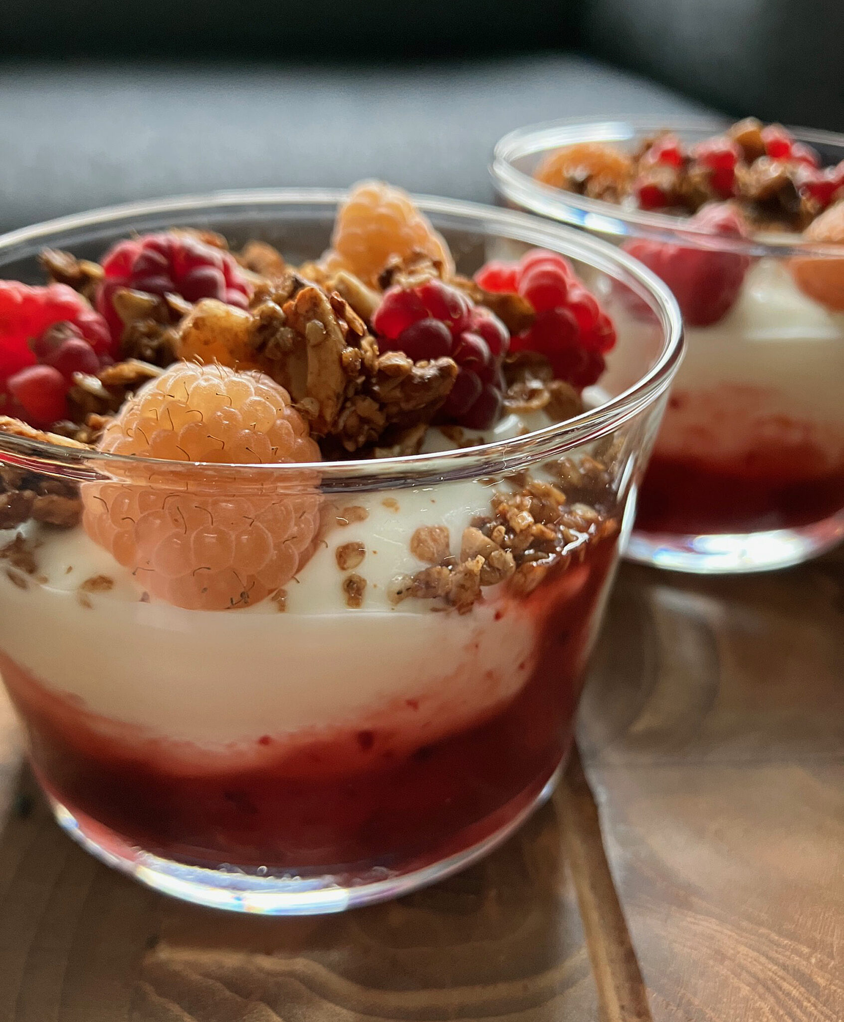 Joghurt mit hausgemachtem Granola, frischen Himbeeren, Johannisbeeren und Marmelade im Glas – Frühstück im B&B De Brenschutte, Niederlande