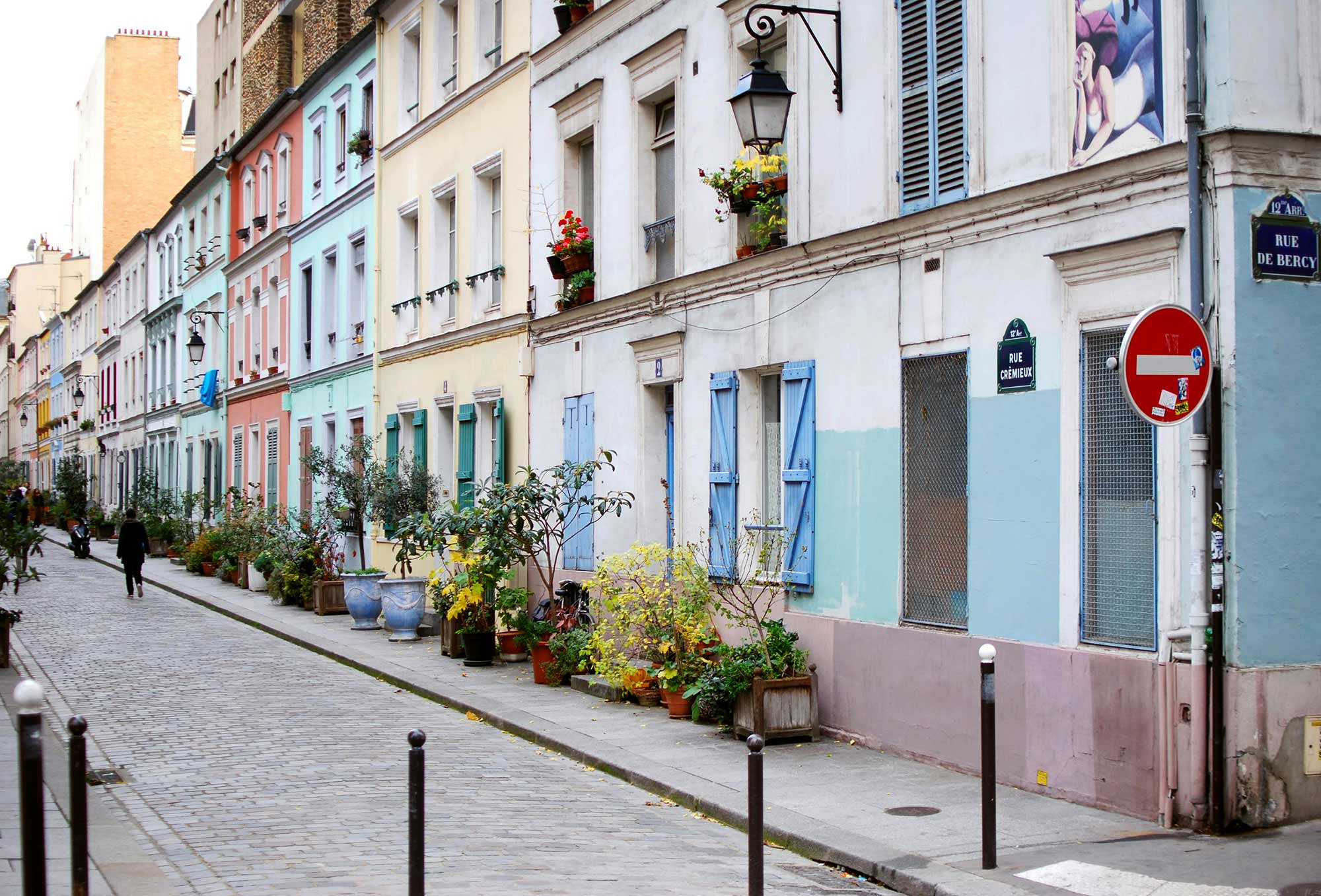 Bunte Pastellhäuser mit Topfpflanzen entlang der Rue Crémieux im 12. Arrondissement