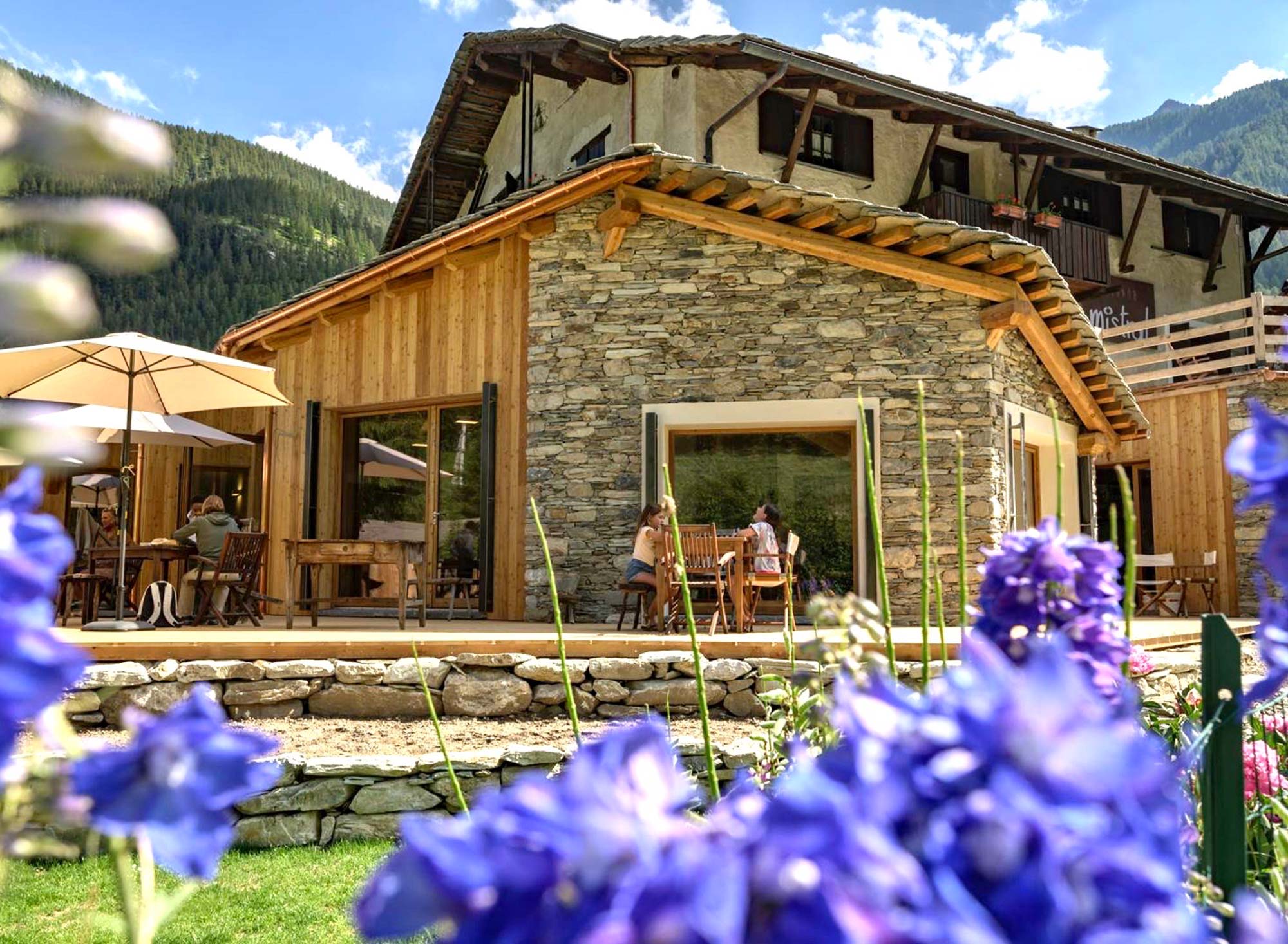 Terrasse der Locanda Mistral in Acceglio, Piemont, mit Blick in die Valle Maira