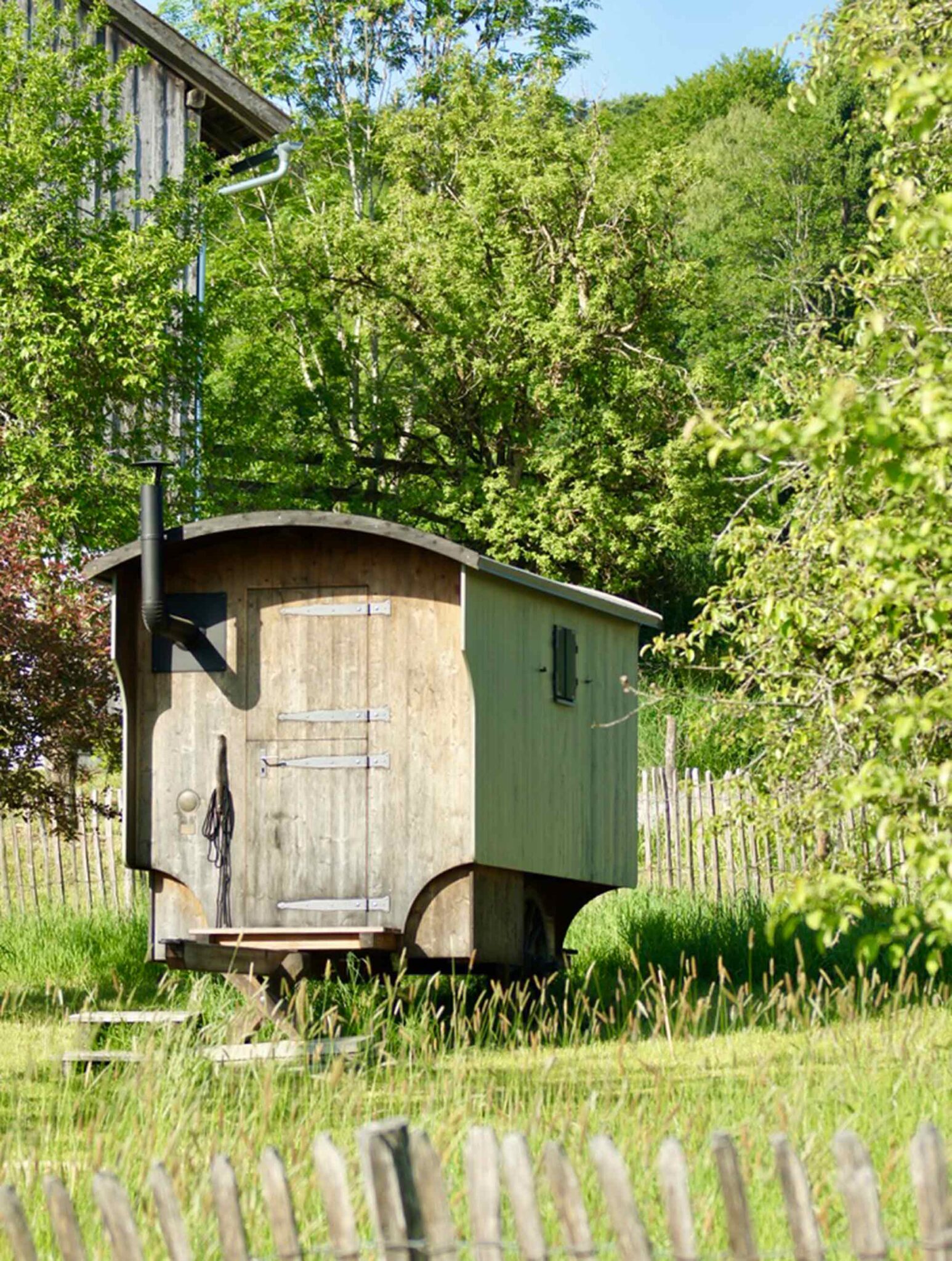 Holz-Schäferwagen als Naturkabine im Garten der Ferienwohnung Moosham13, Grafenau, Bayerischer Wald