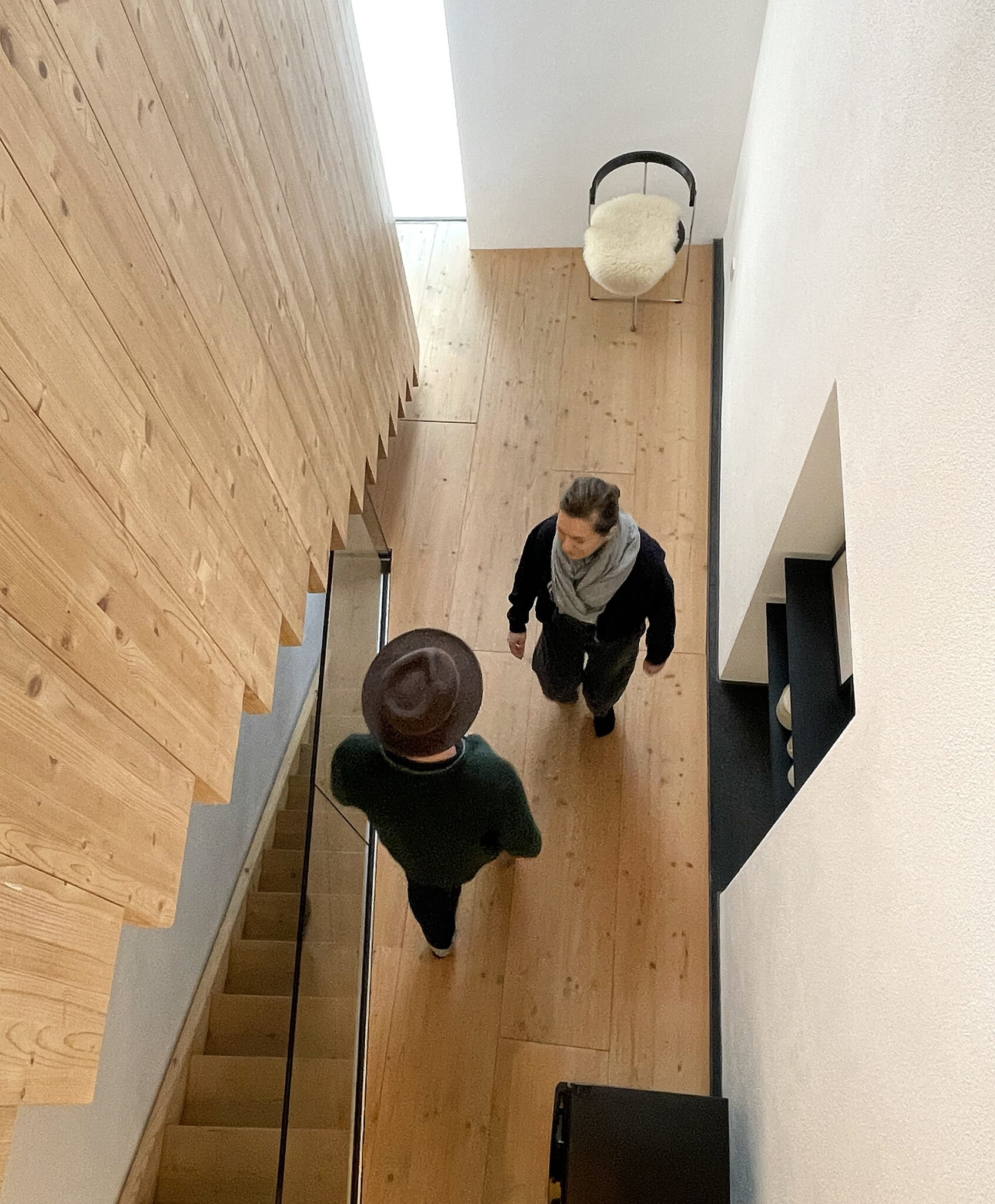 Modernes Treppenhaus im Ferienhof Moosham13 mit Holzverkleidung, Sichtfenstern
