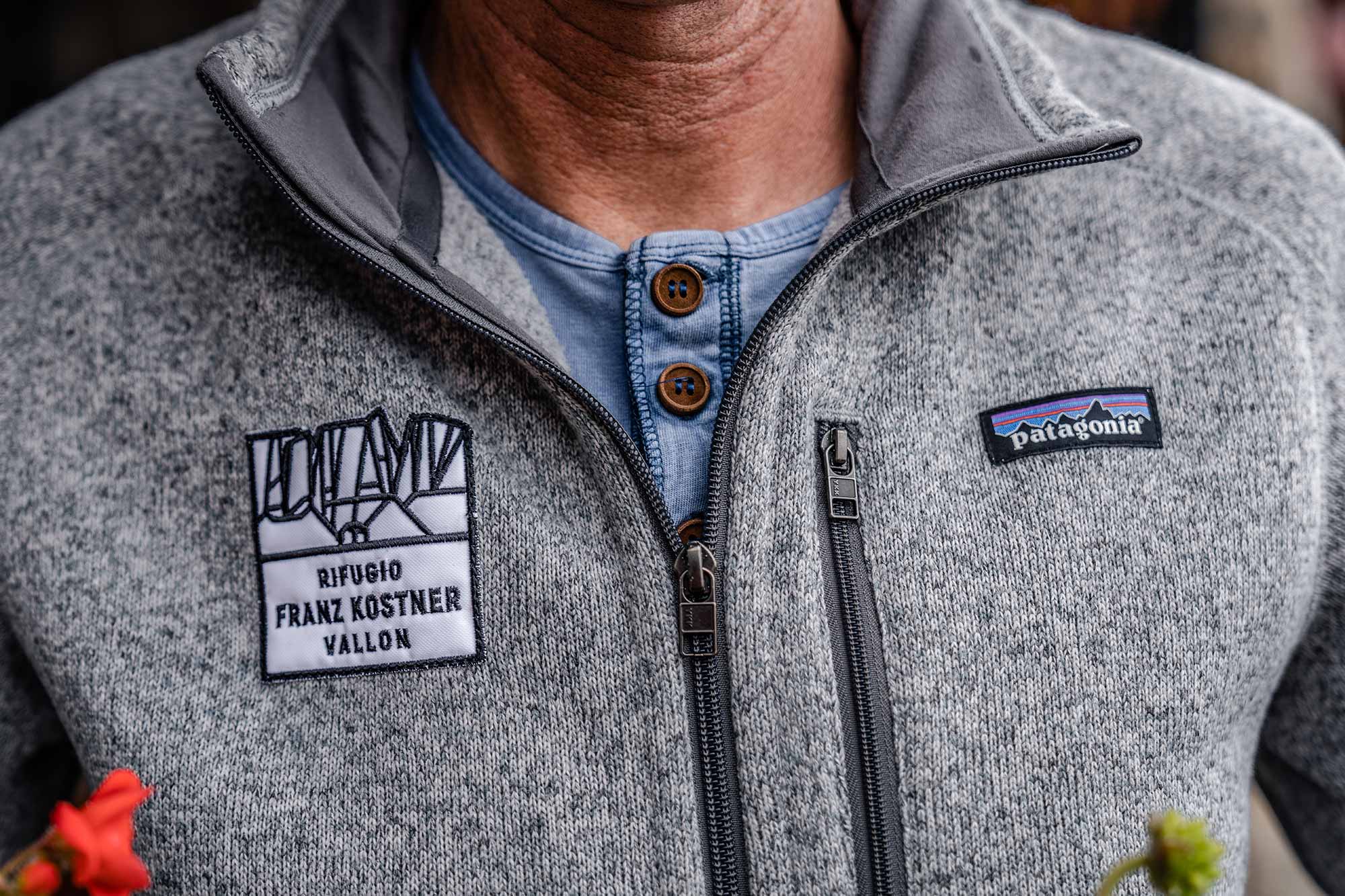 Detailaufnahme des Rifugio-Franz-Kostner-Vallon-Patches auf der Patagonia-Fleecejacke von Hüttenwirt Manuel Agreiter in den Dolomiten