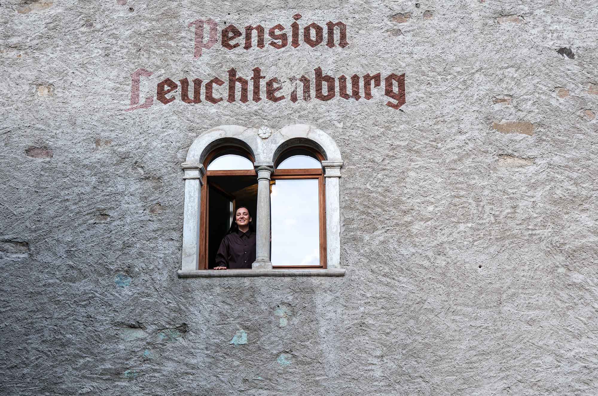 historisches Rundbogenfenster der Pension Leuchtenburg in Kaltern, Südtirol
