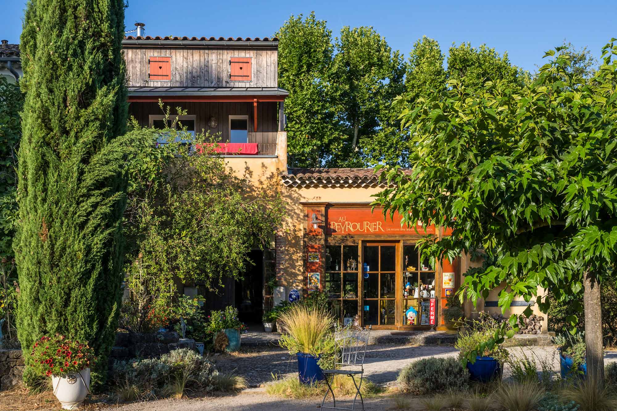 Une-Campagne-en-ProvenceAbendessen-im-Garten.jpg