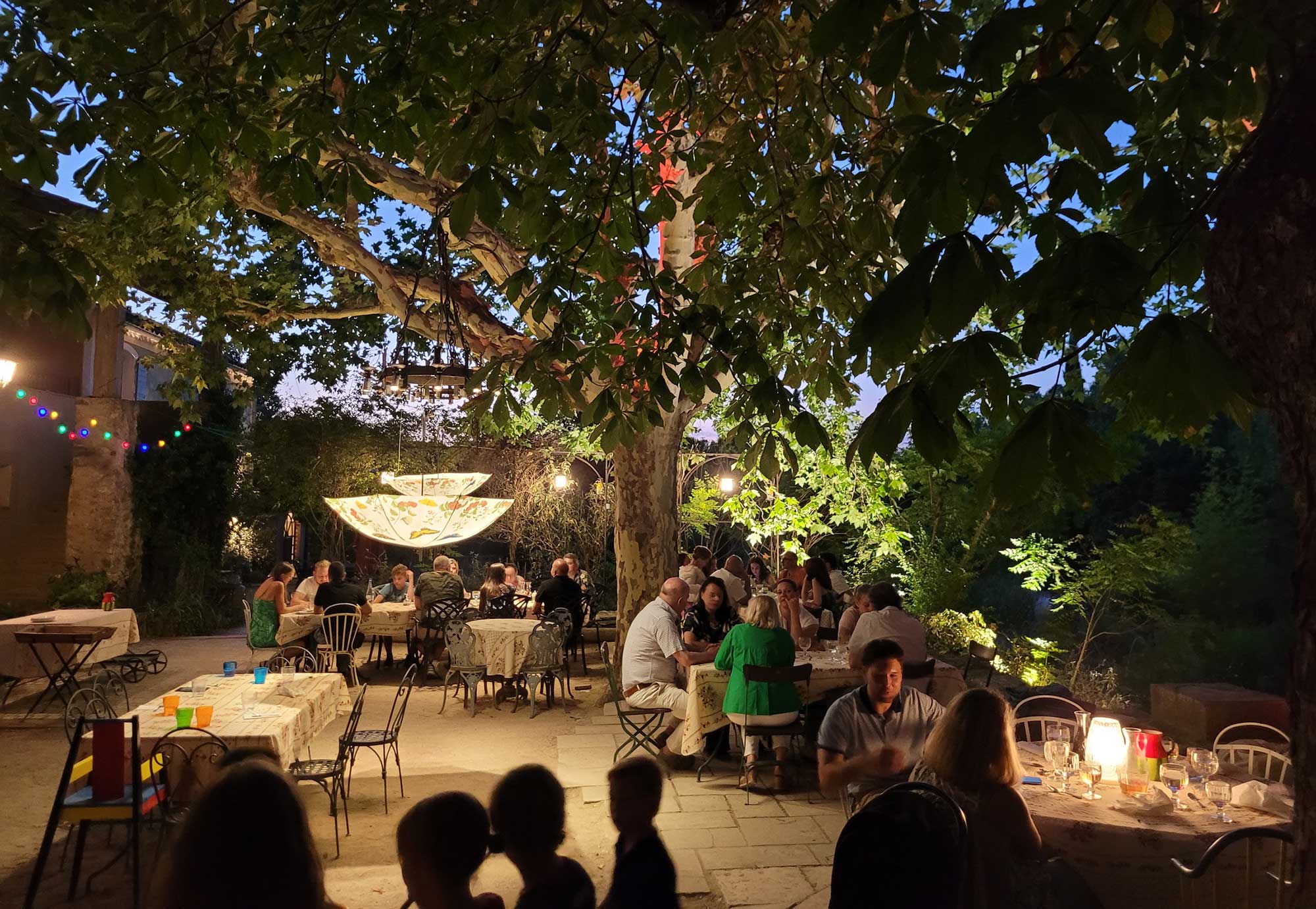 Une-Campagne-en-ProvenceAbendessen-im-Garten