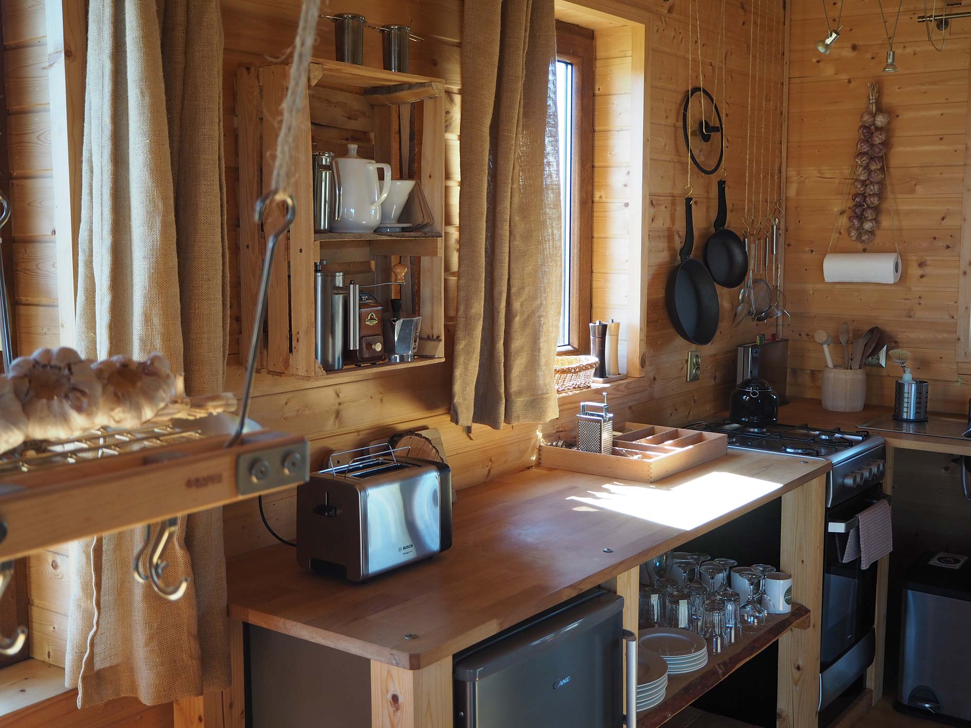 Rustikale Holzküche mit Pfannen und Kräutern in der Ferienhütte des Agriturismo Beniaskie!, Bieniasze
