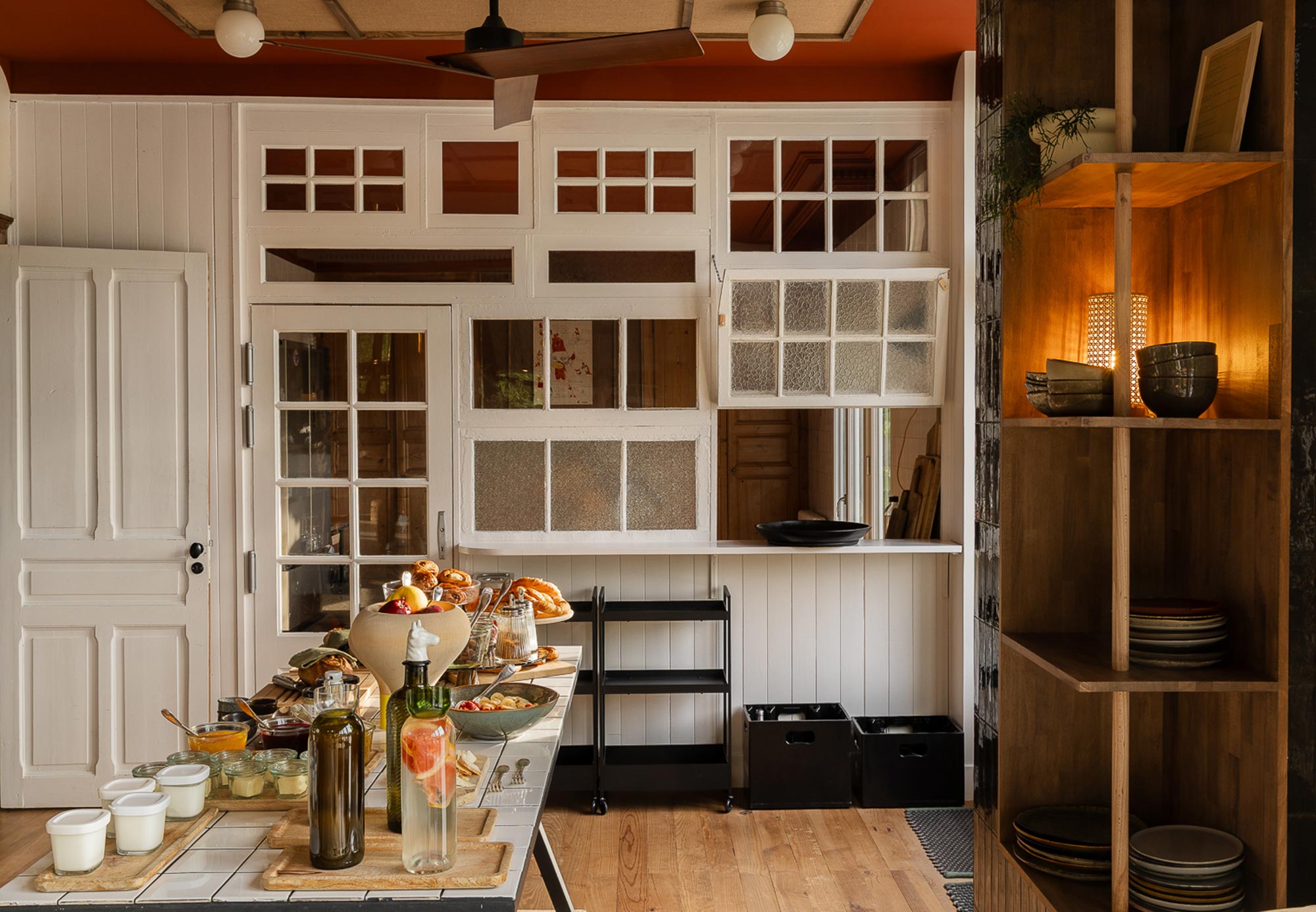 Reichhaltiges Frühstücksbuffet mit Gebäck, Marmeladen und frischen Zutaten im B&B Moulin Moulin, Dannes