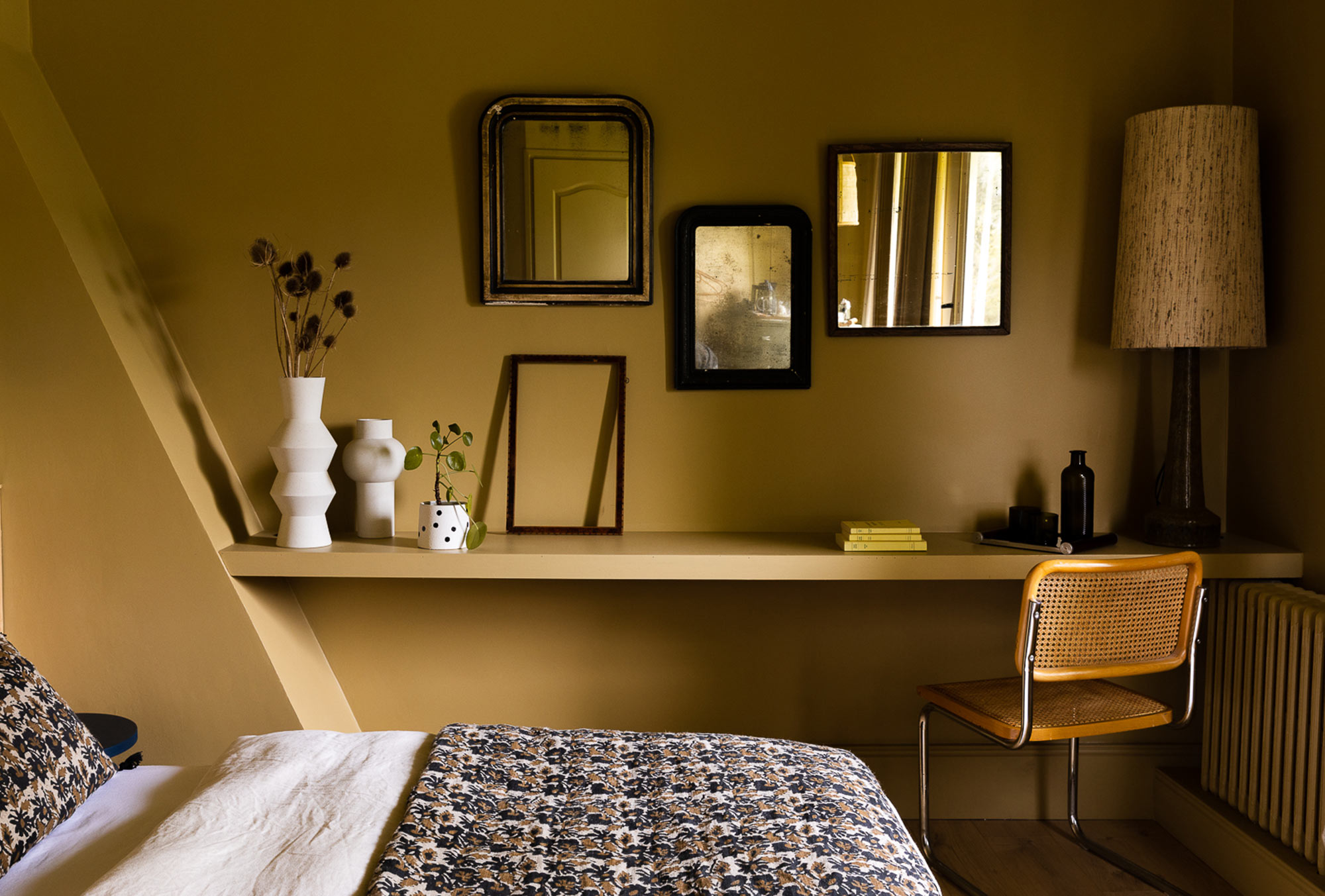 Gemütliches Schlafzimmer mit senffarbenen Wänden und antiken Spiegeln im B&B Moulin Moulin in Dannes, Hauts-de-France