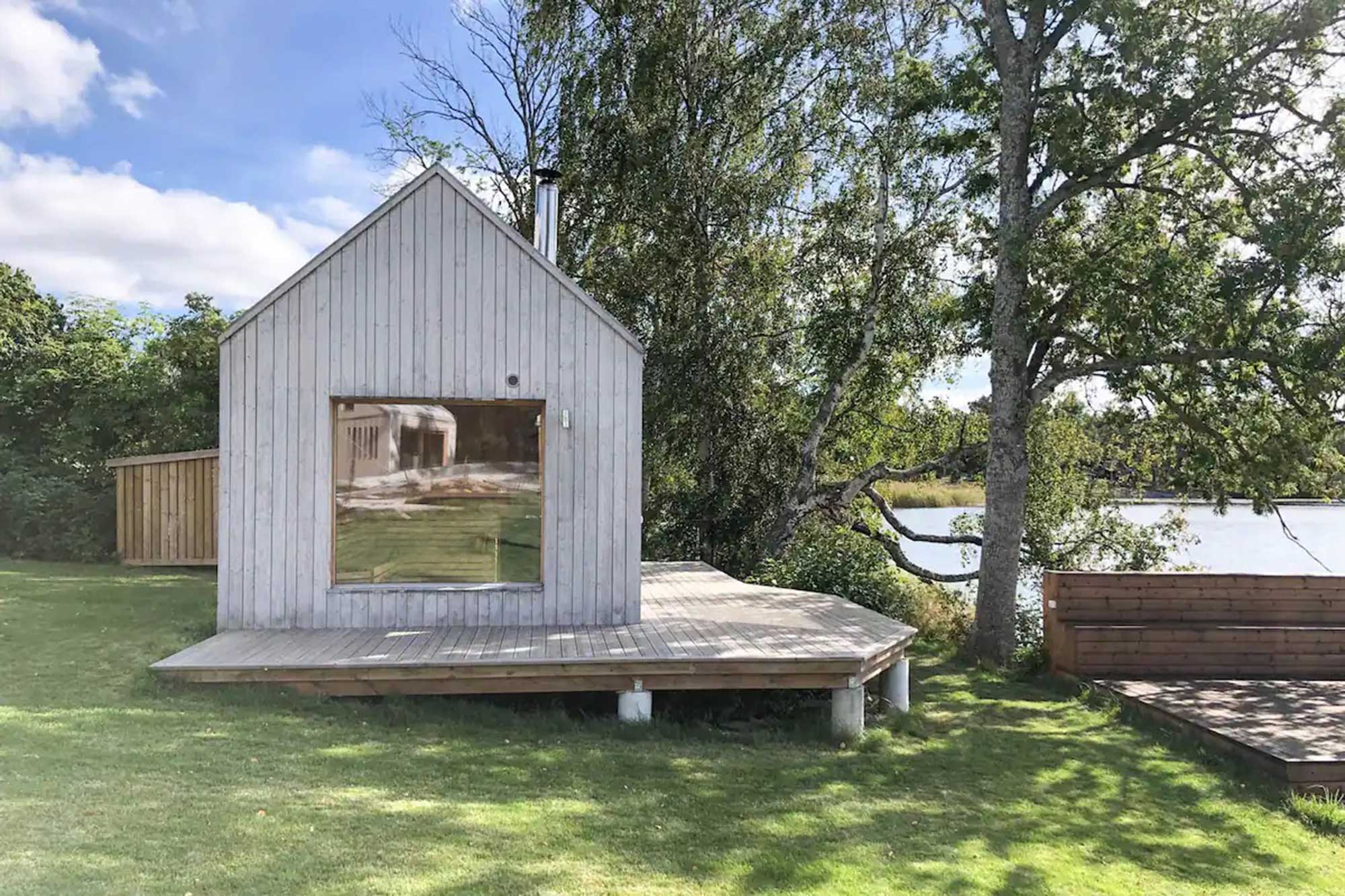 Holzverkleidetes Giebelhaus mit Terrasse am See, Ferienhaus Goda in Skälvik, Stockholm