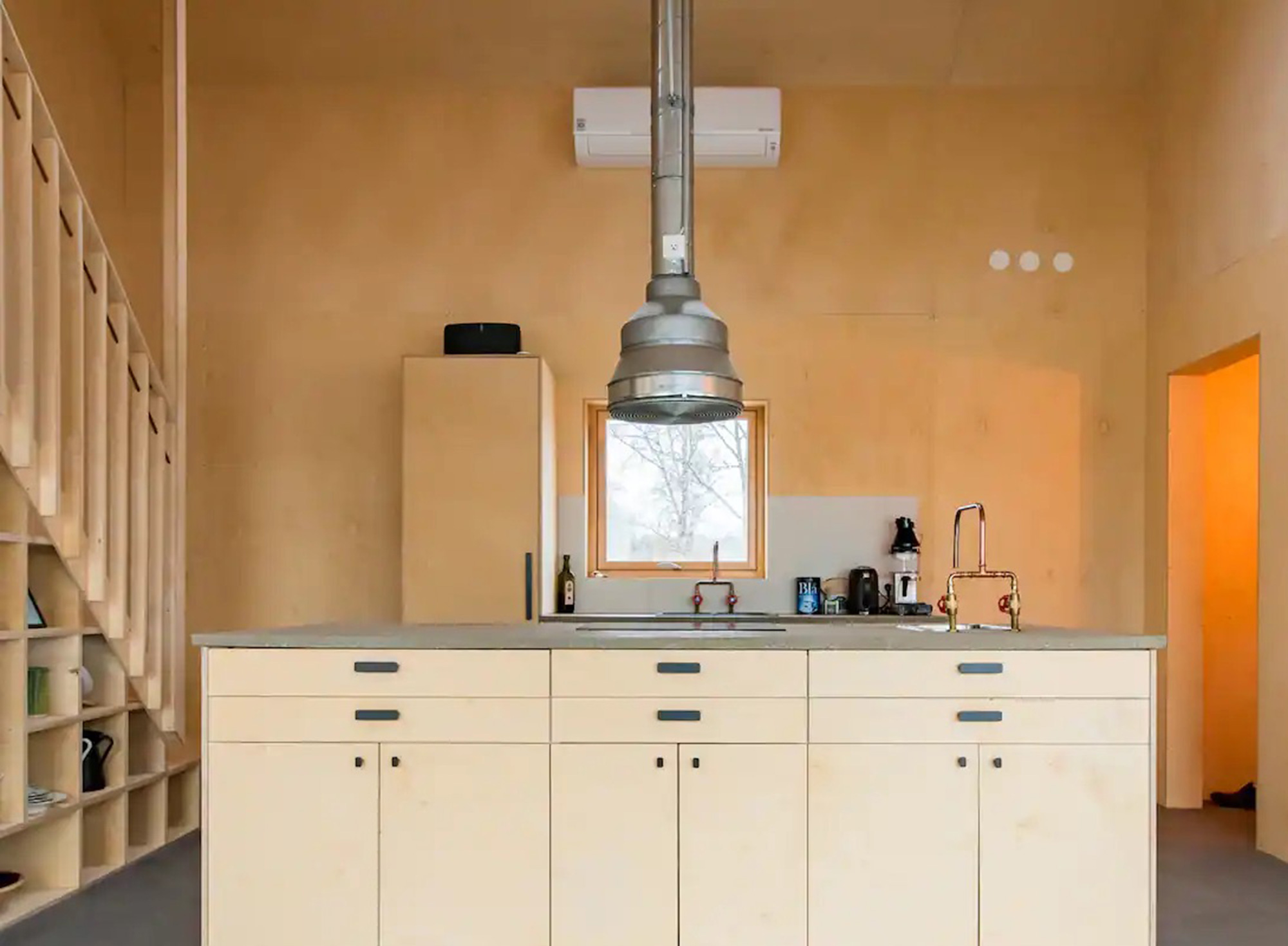 Offene Küche aus hellem Holz im Ferienhaus Goda in Skälvik, Stockholm, Schweden