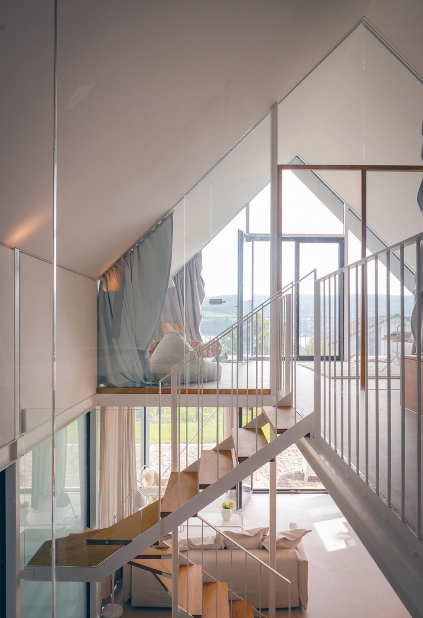 Offene Schlafgalerie mit Treppe und Seeblick im Ferienhaus hermann&mia, Gaienhofen, Bodensee