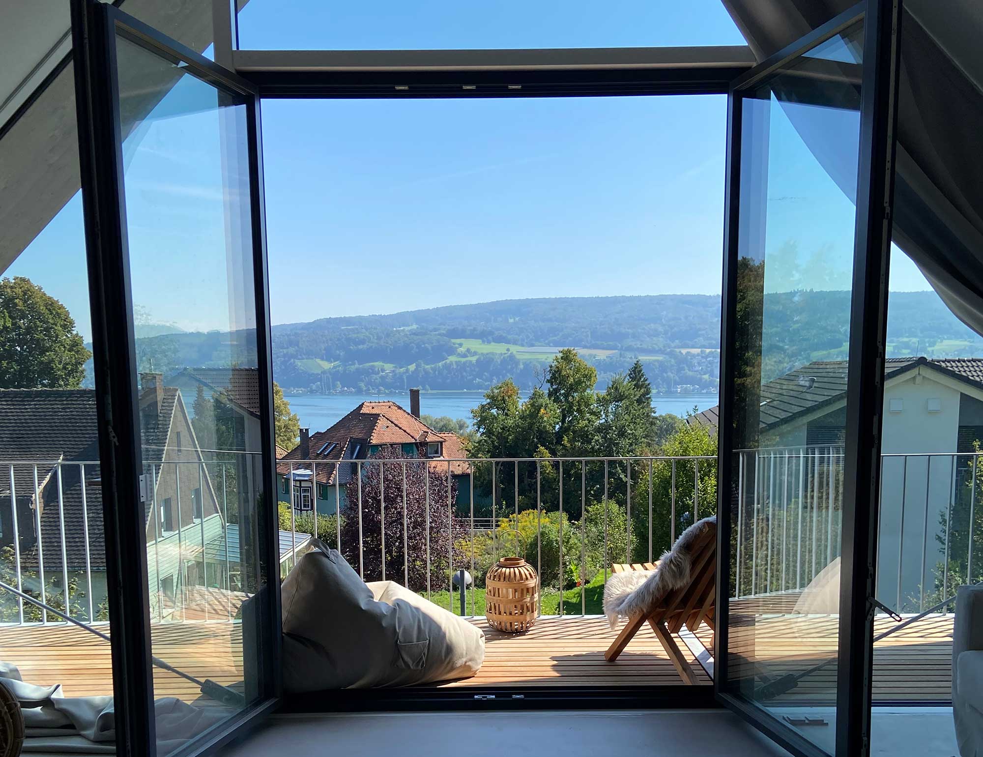Blick durch geöffnete Terrassentür auf den Bodensee im Ferienhaus hermann&mia, Gaienhofen