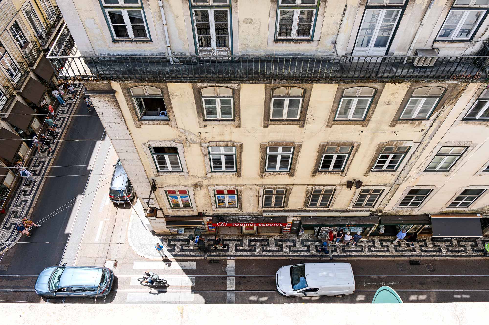 Blick von oben auf die Straßen und Fassaden der Baixa Pombalina in Lissabon