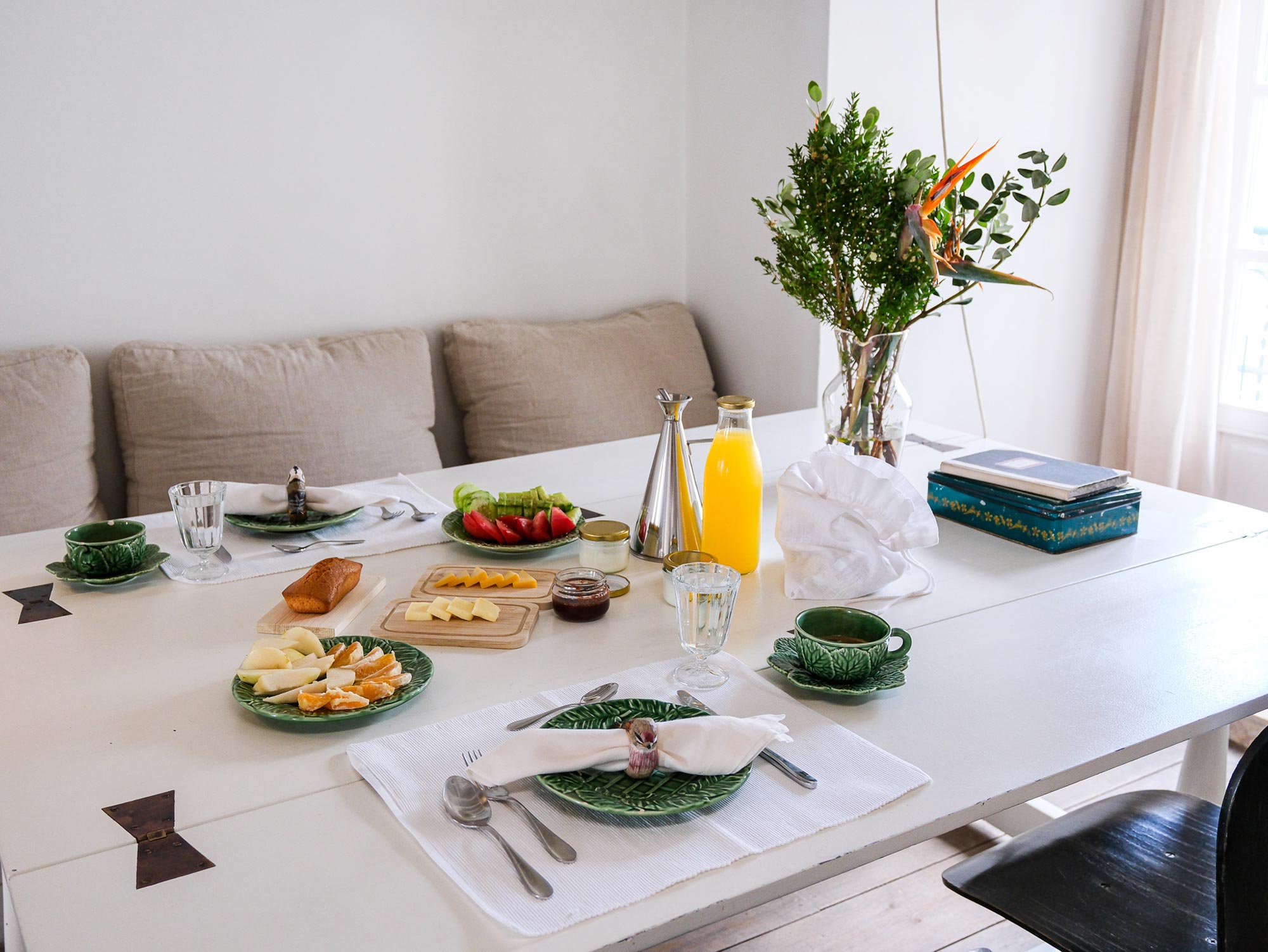 Gedeckter Frühstückstisch mit frischem Obst und Orangensaft im Baixa House, Lissabon