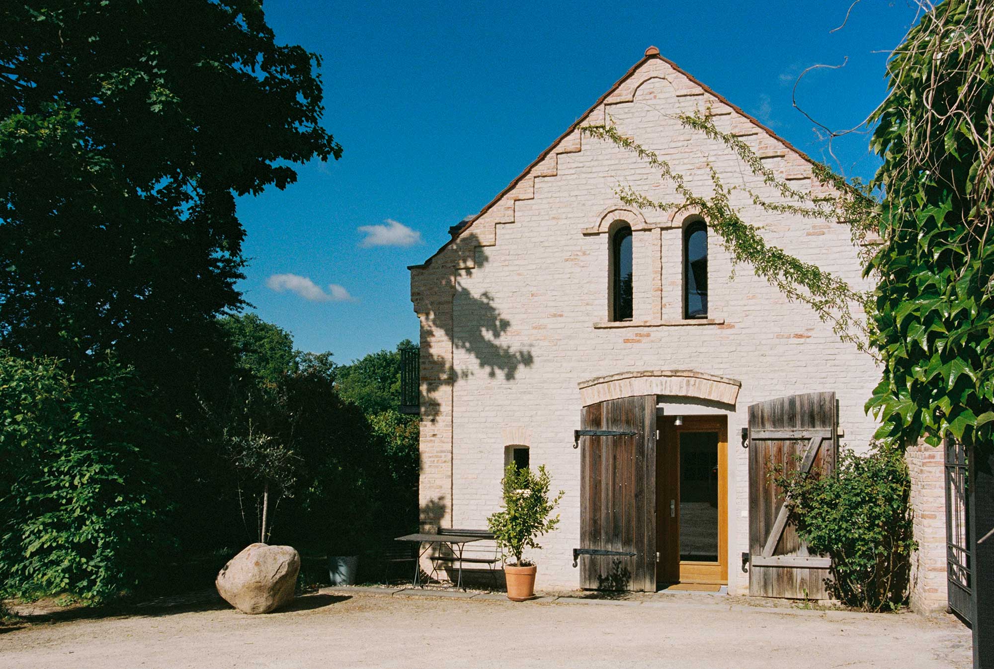 Backsteingebäude mit rustikalem Holztor, Ferien Werder Remise in Werder (Havel), Brandenburg