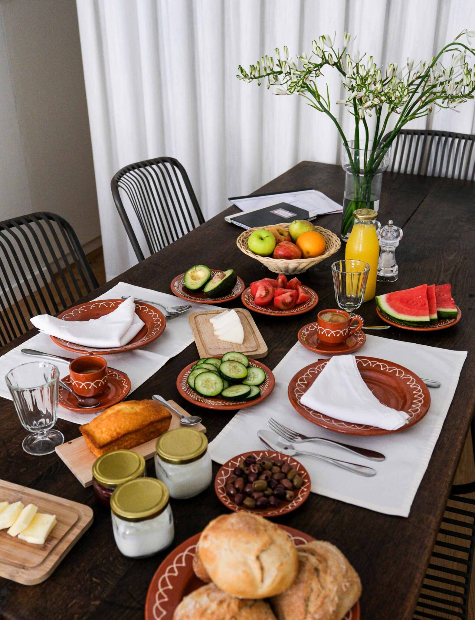 Gedeckter Frühstückstisch mit frischem Obst, Käse und Orangensaft im Massarelos House, Porto