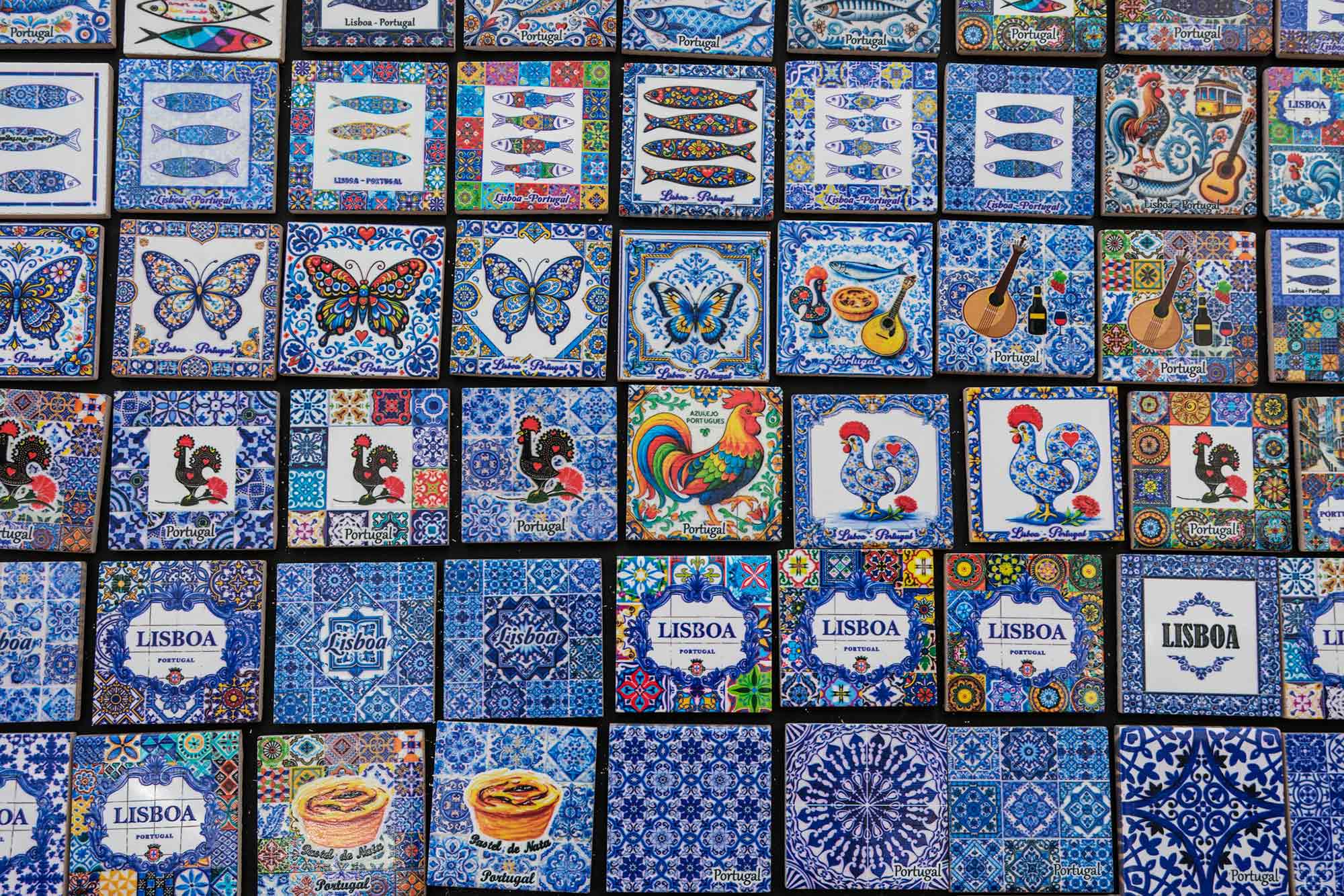 Bunte Azulejo-Souvenirkacheln mit Lissabon-Motiven auf einem Marktstand