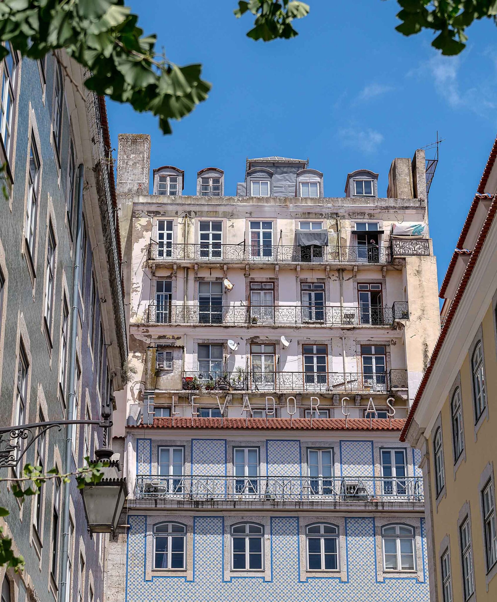 Historische Fassade mit Azulejos und Schriftzug Elevador da Bica in Lissabon