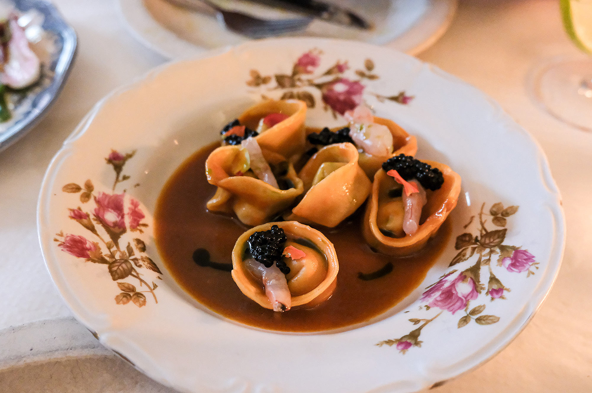 Handgemachte Pasta mit Kaviar und Garnelen im Restaurant Gancho, Lissabon