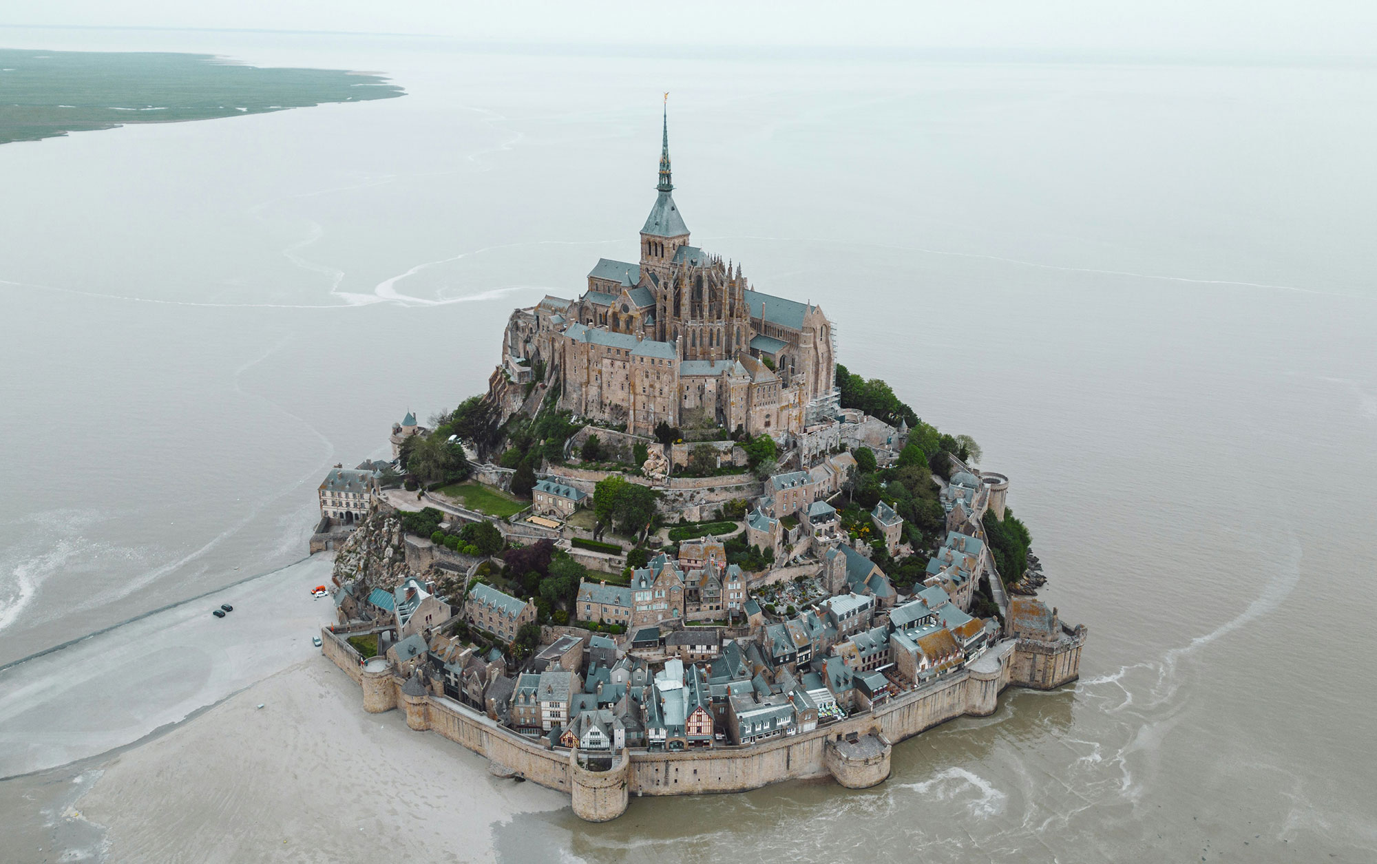 Mont-Saint-Michel in der Normandie, Klosterberg umgeben von der Gezeitenbucht bei Ebbe