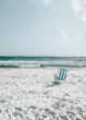 Einsamer Strandstuhl am Meer als Sinnbild für Orte im Rhythmus der Gezeiten