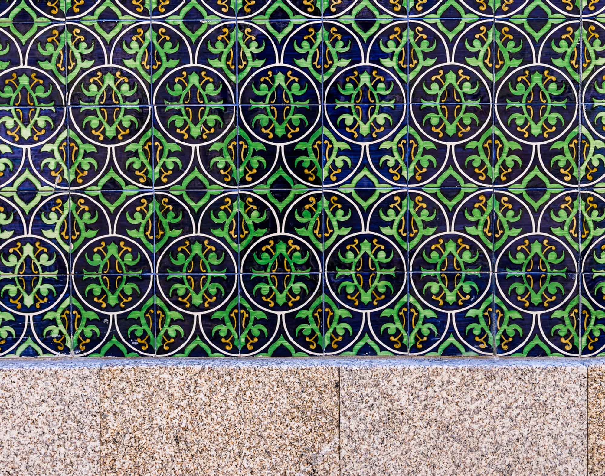Grün-blaues Azulejo-Fliesenmuster an einer Hauswand in Porto
