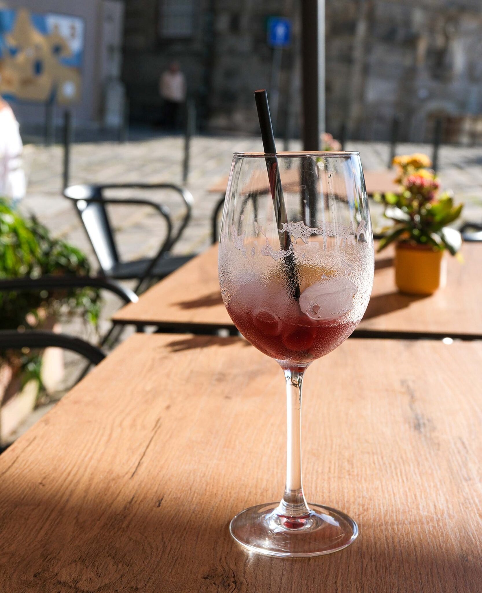 Porto Tonic Cocktail im Weinglas auf einem sonnigen Café-Tisch in Porto