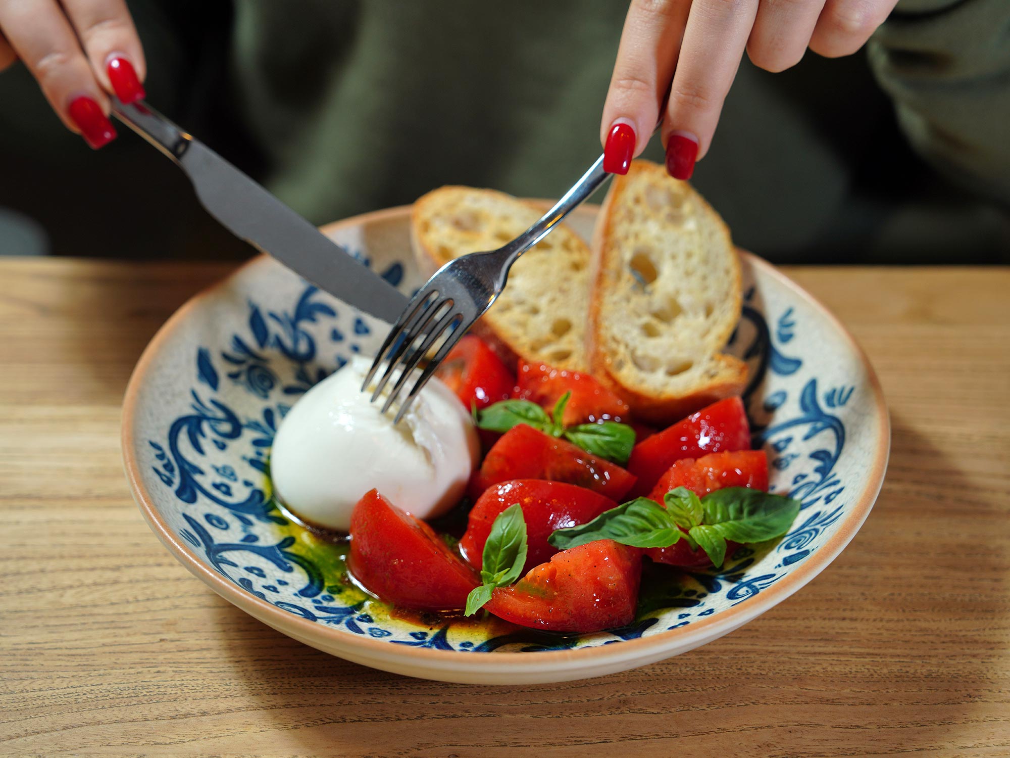 Caprese mit Büffelmozzarella, sonnengereiften Tomaten, Basilikum und geröstetem Brot