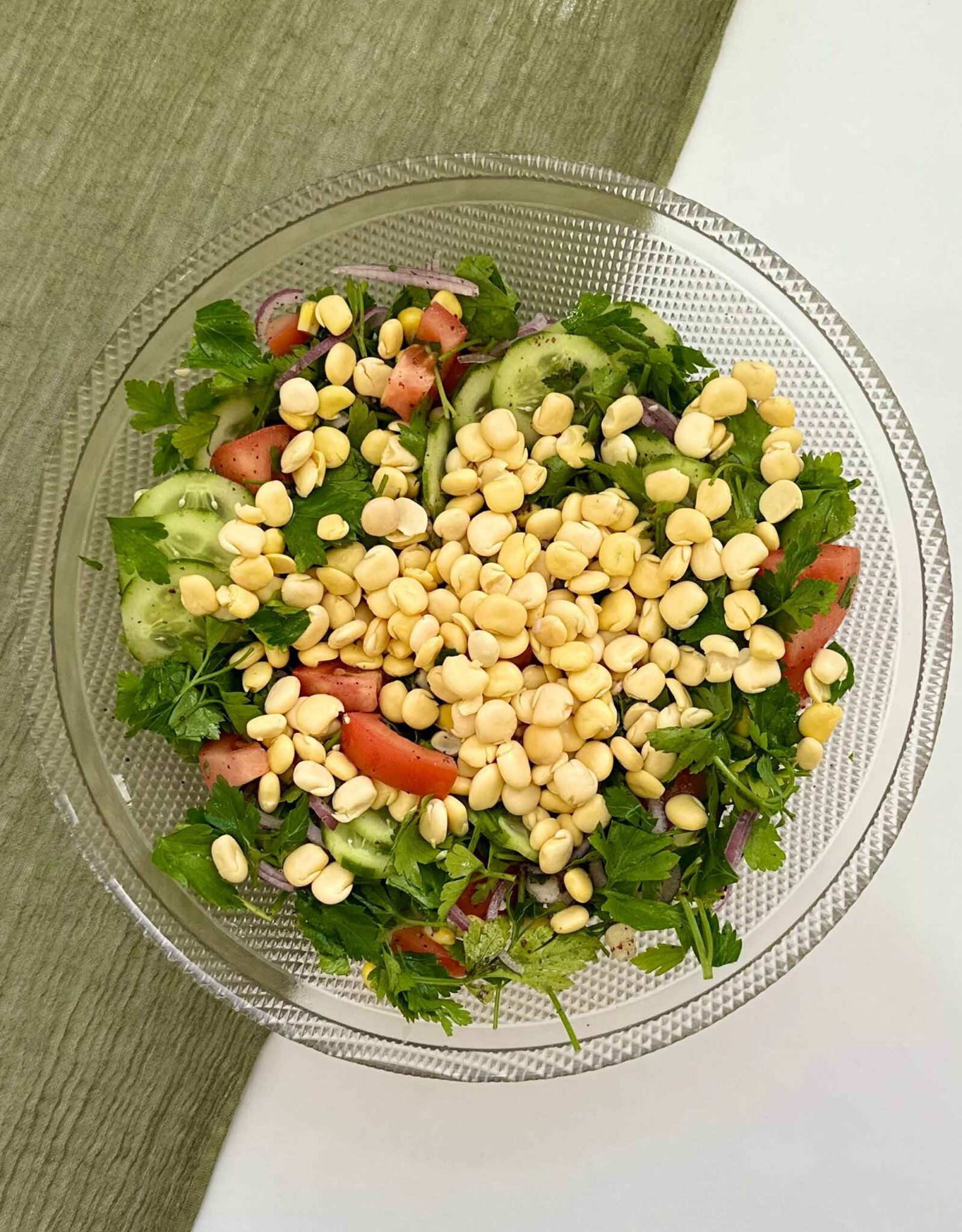 Piyaz-Salat aus weißen Bohnen, Tomaten, Gurken und Petersilie auf Glasteller