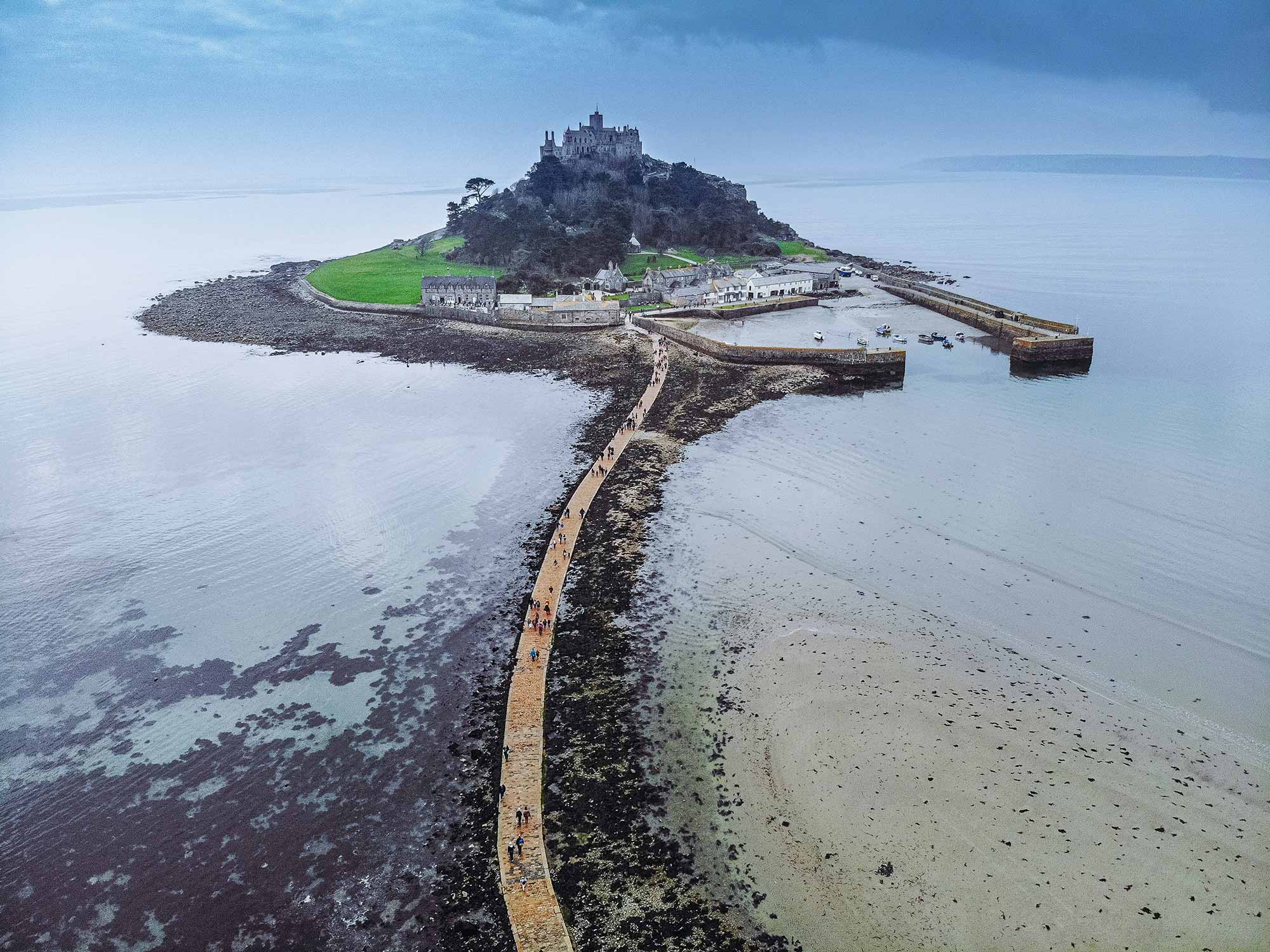 St. Michael's Mount in Cornwall – gepflasterter Damm verbindet bei Ebbe die Klosterinsel mit dem Festland
