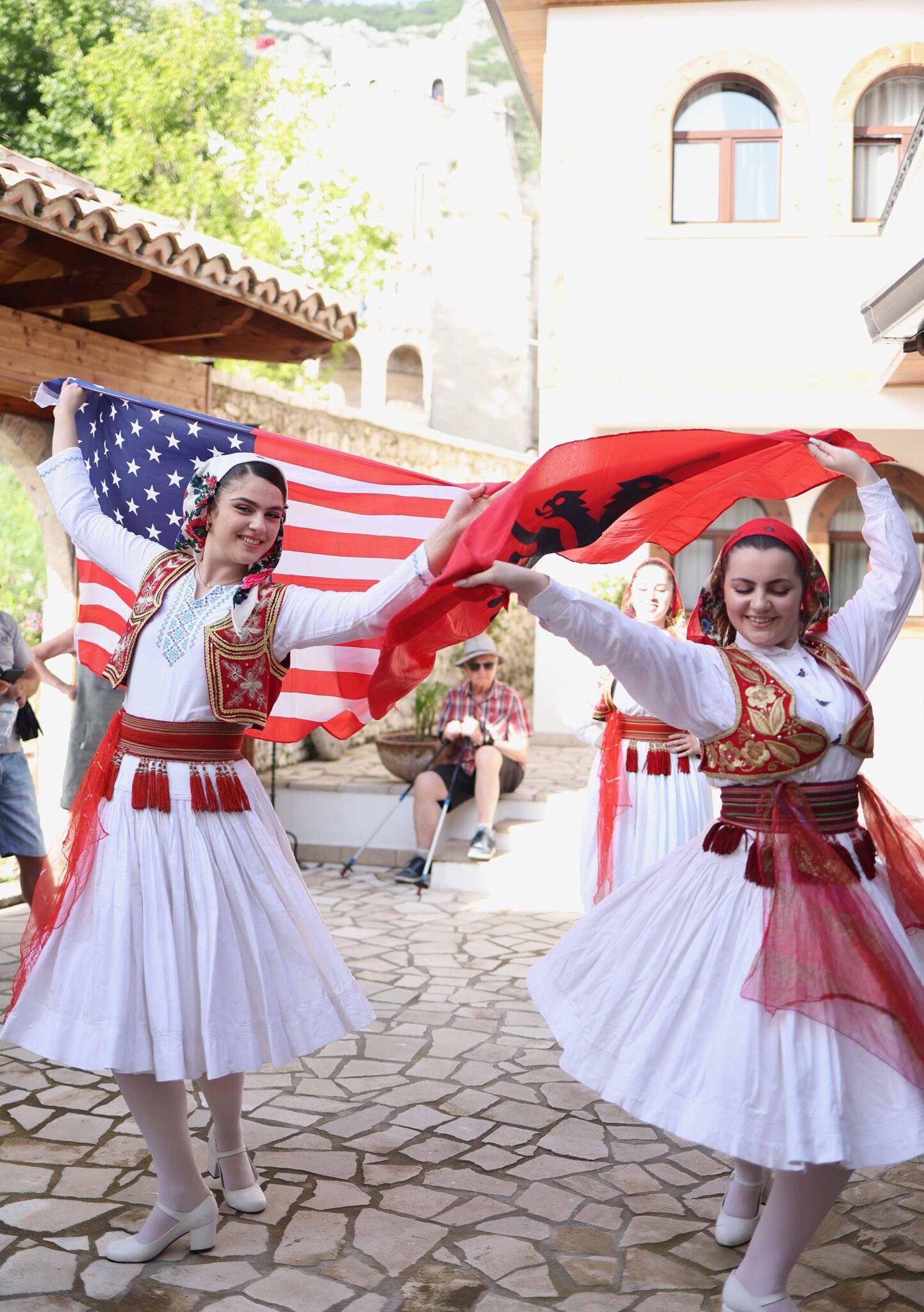 Frauen in albanischer Tracht tanzen bei einem Dorffest in einem Albergo Diffuso in Albanien