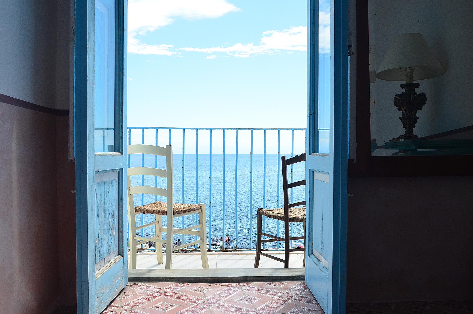 Zwei Stühle auf einem Balkon mit Meerblick im Albergo Diffuso Grand Hotel Sirena auf Filicudi