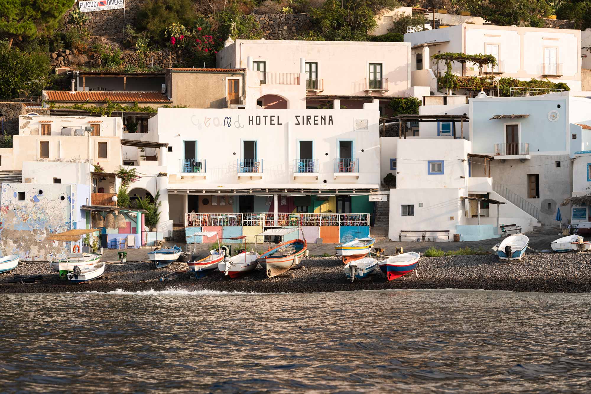Das Grand Hotel Sirena am Strand von Filicudi mit traditionellen Fischerbooten