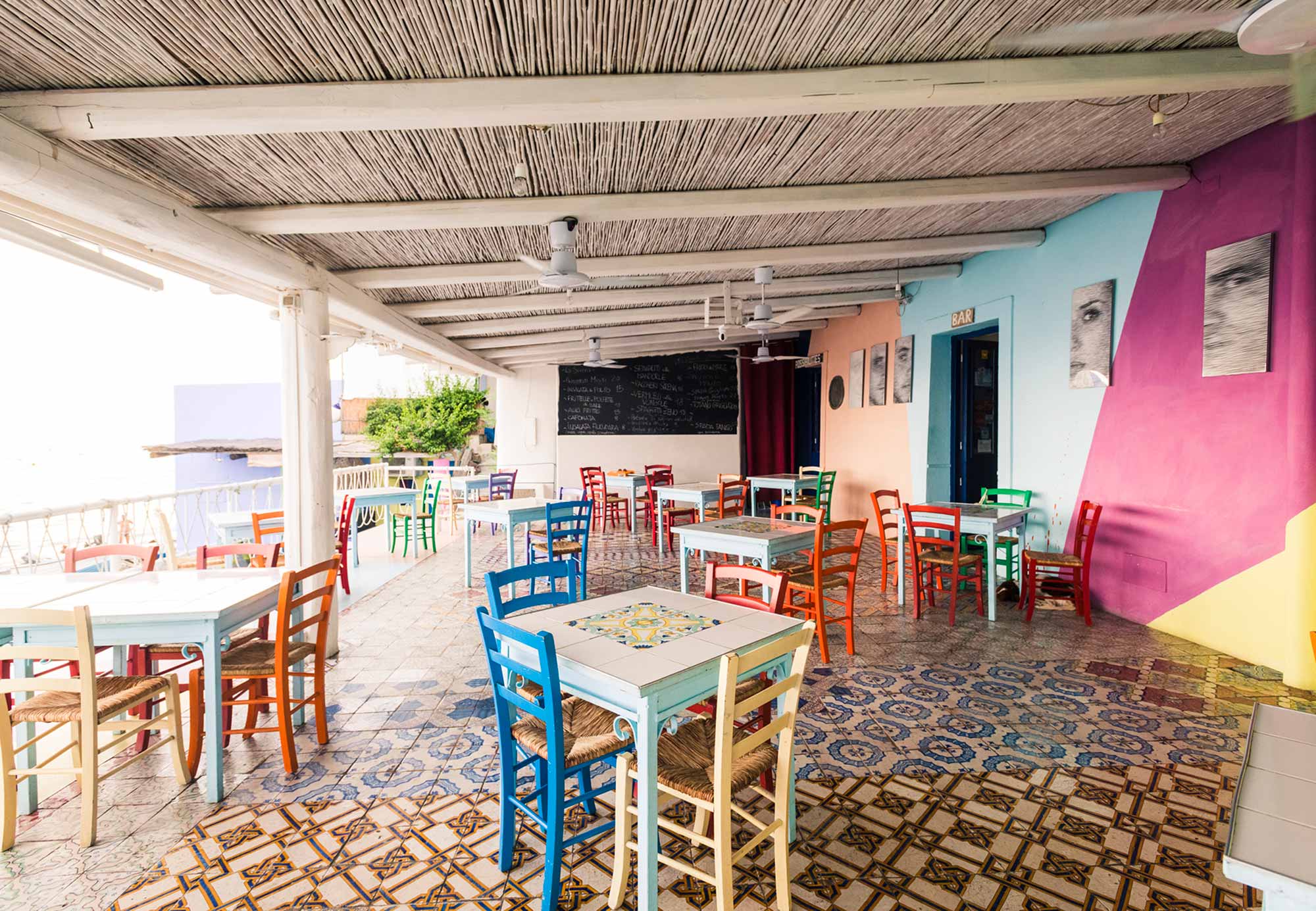 Bunt gestaltete Restaurantterrasse des Albergo Diffuso Grand Hotel Sirena auf Filicudi