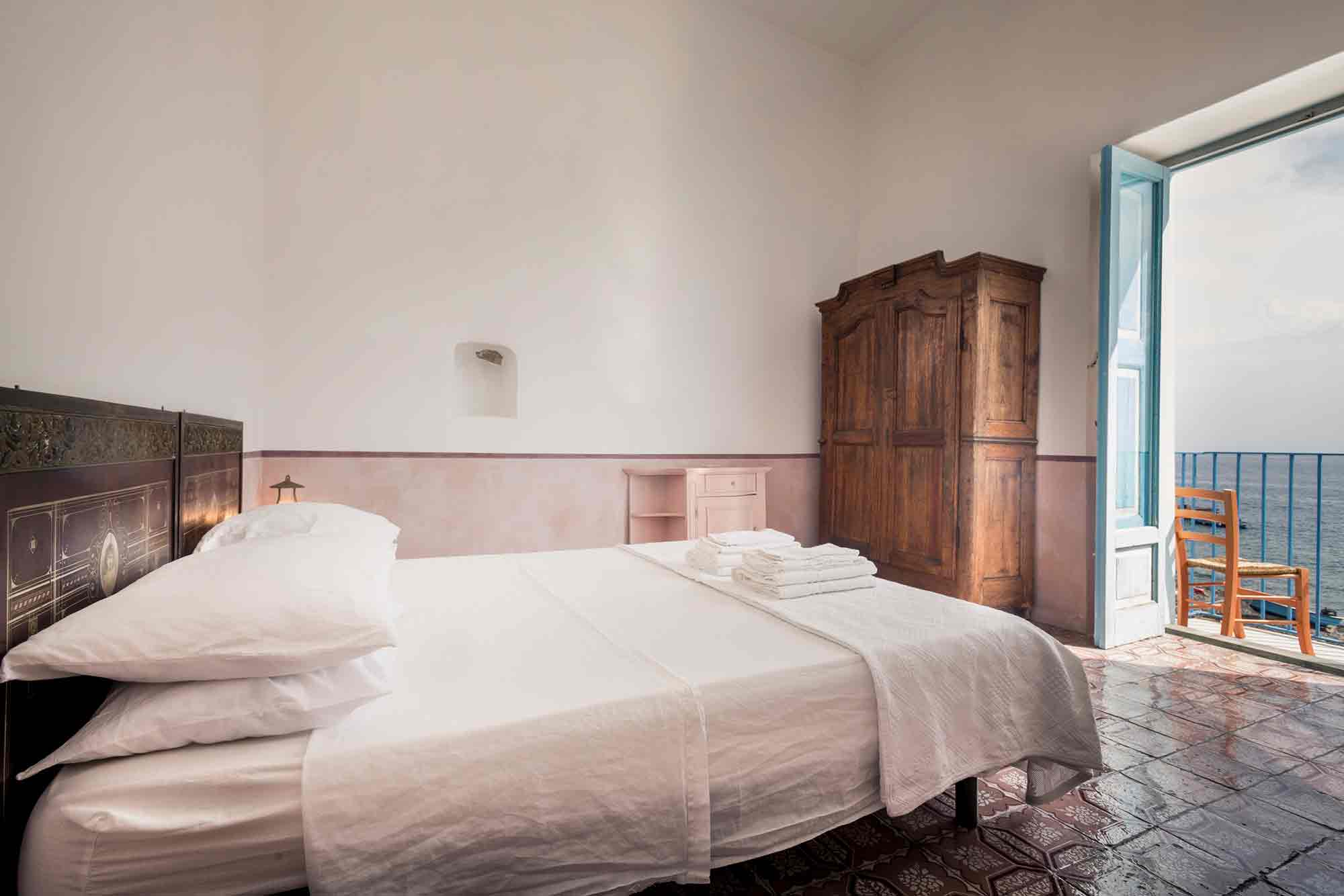 Gästezimmer mit antikem Schrank und Meerblick im Albergo Diffuso Grand Hotel Sirena auf Filicudi