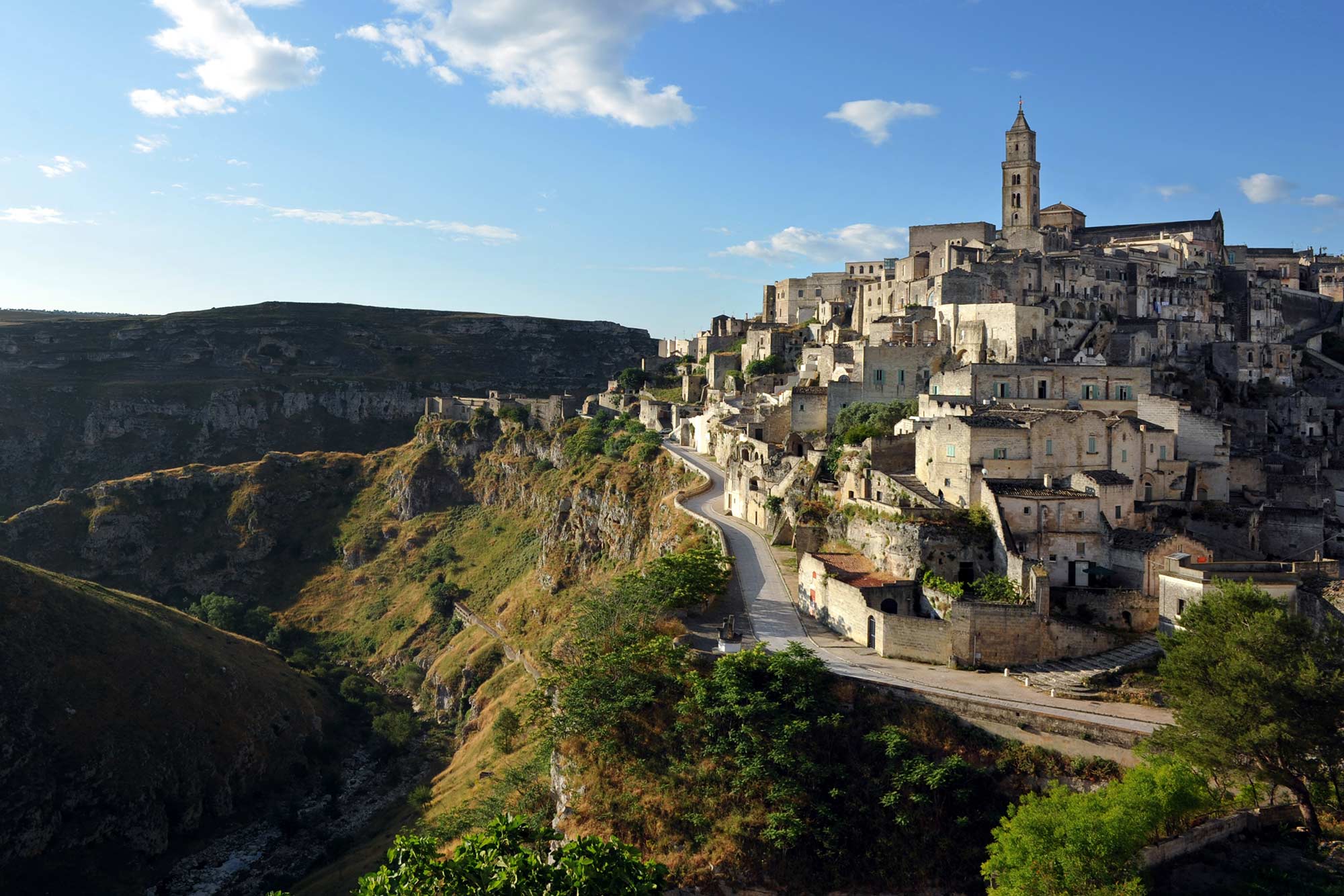 Panoramablick auf die Sassi von Matera, UNESCO-Weltkulturerbe und Standort mehrerer Alberghi Diffusi