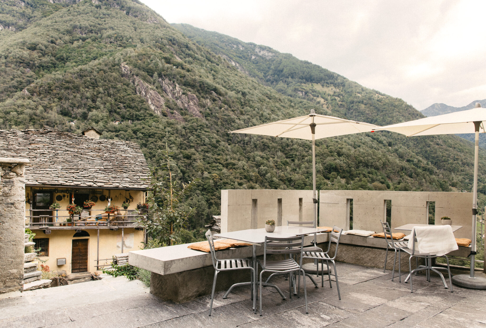 Terrasse mit Blick auf ein historisches Bergdorf im Schweizer Tessin