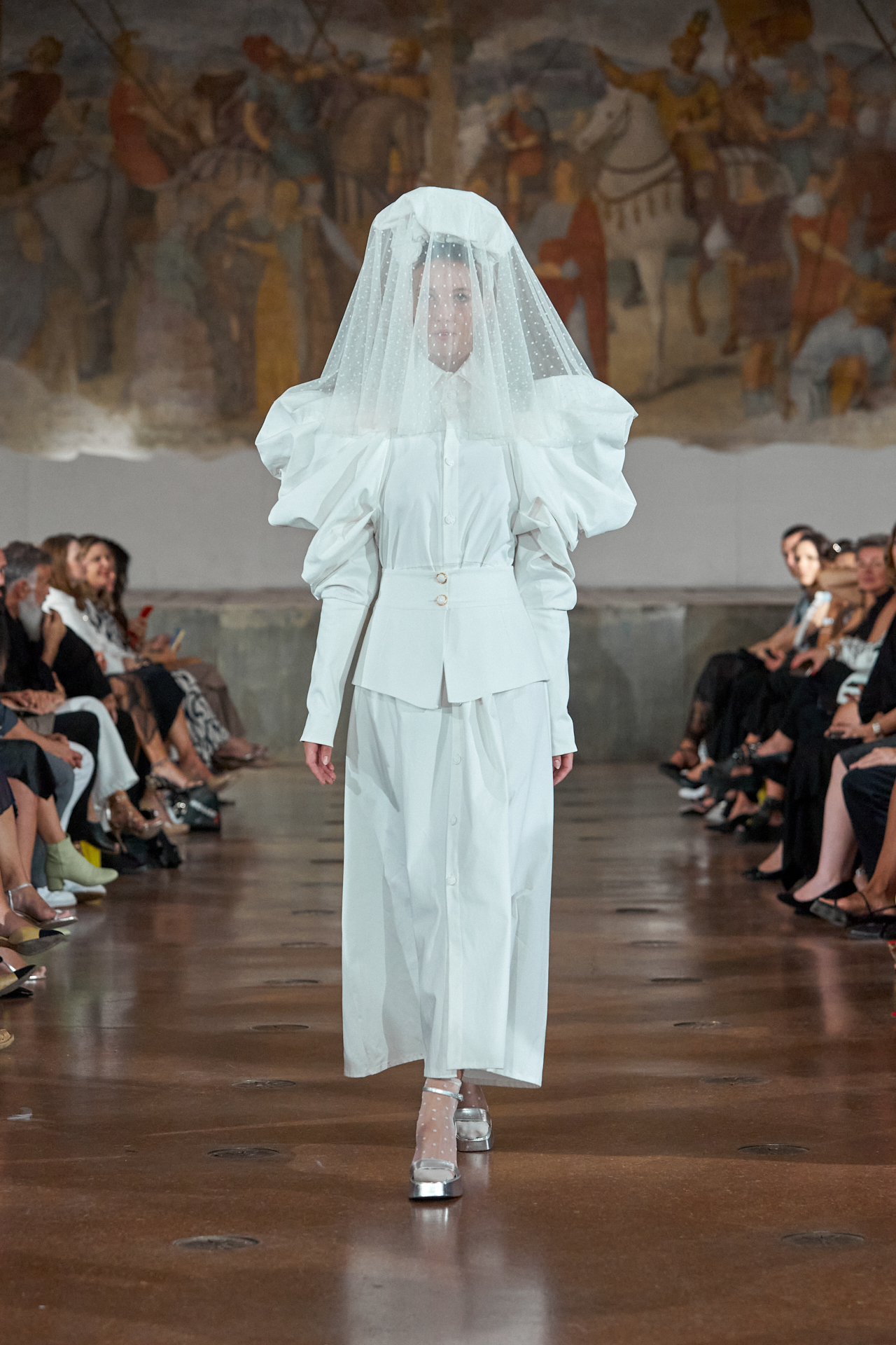 Model auf dem Laufsteg in weißem Kleid mit Puffärmeln und transparentem Schleier, Kollektion von Angelika Kauffmann