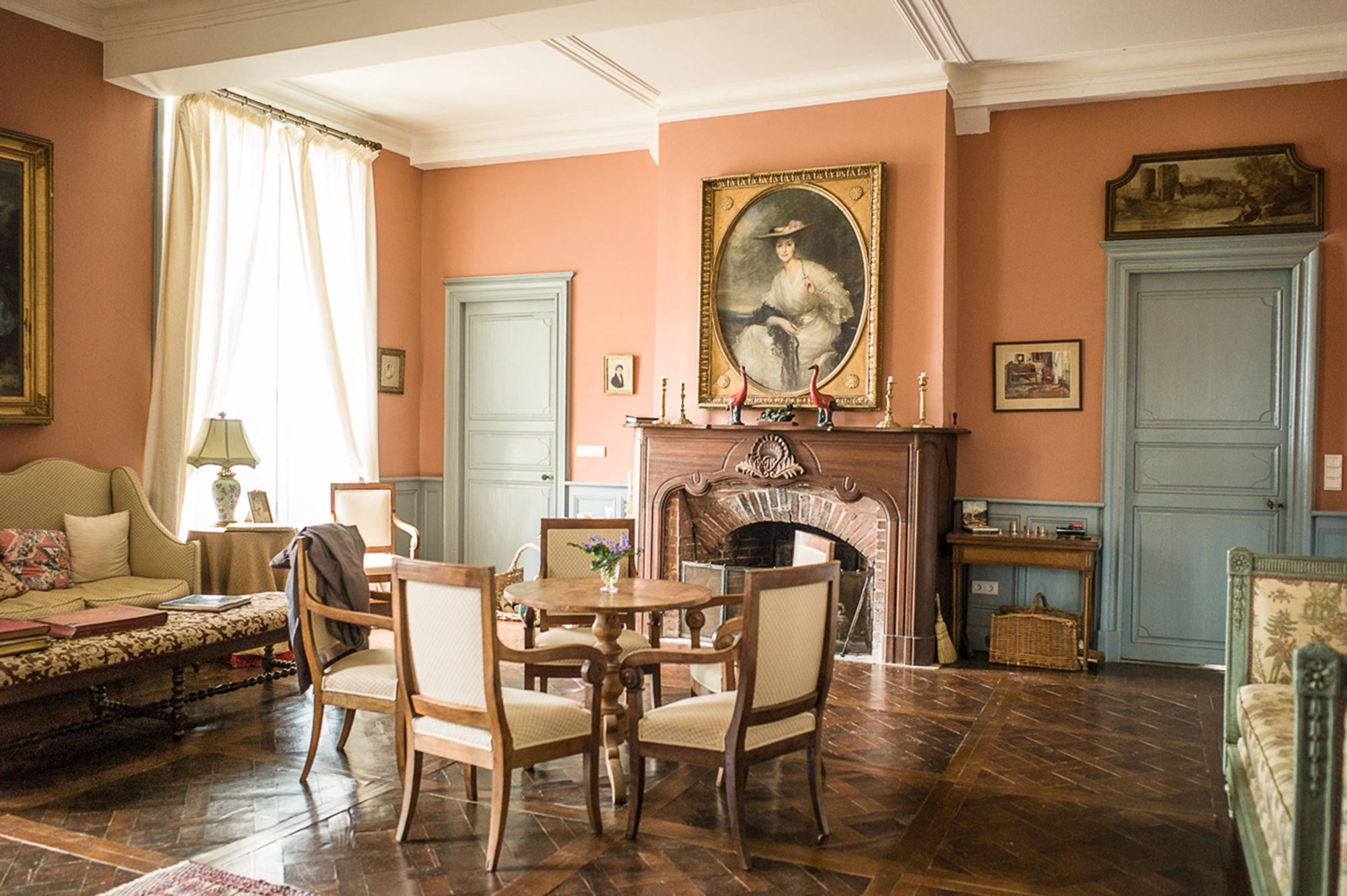 B&B Château d'Orion – Salon mit Kamin und antiken Möbeln in Orion, Frankreich