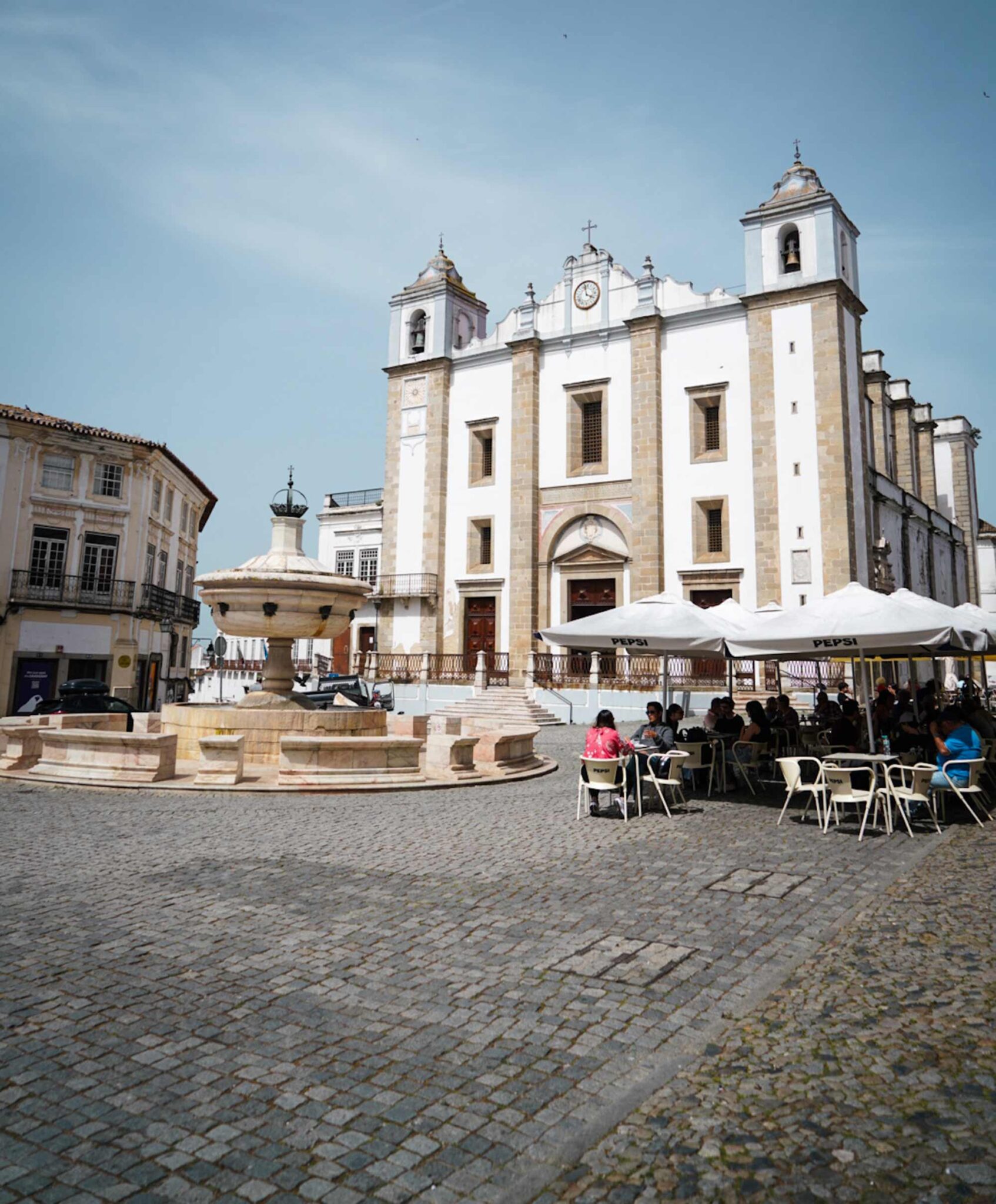 Praça do Giraldo in Évora mit Kirche Santo Antão, historischem Brunnen und Straßencafés