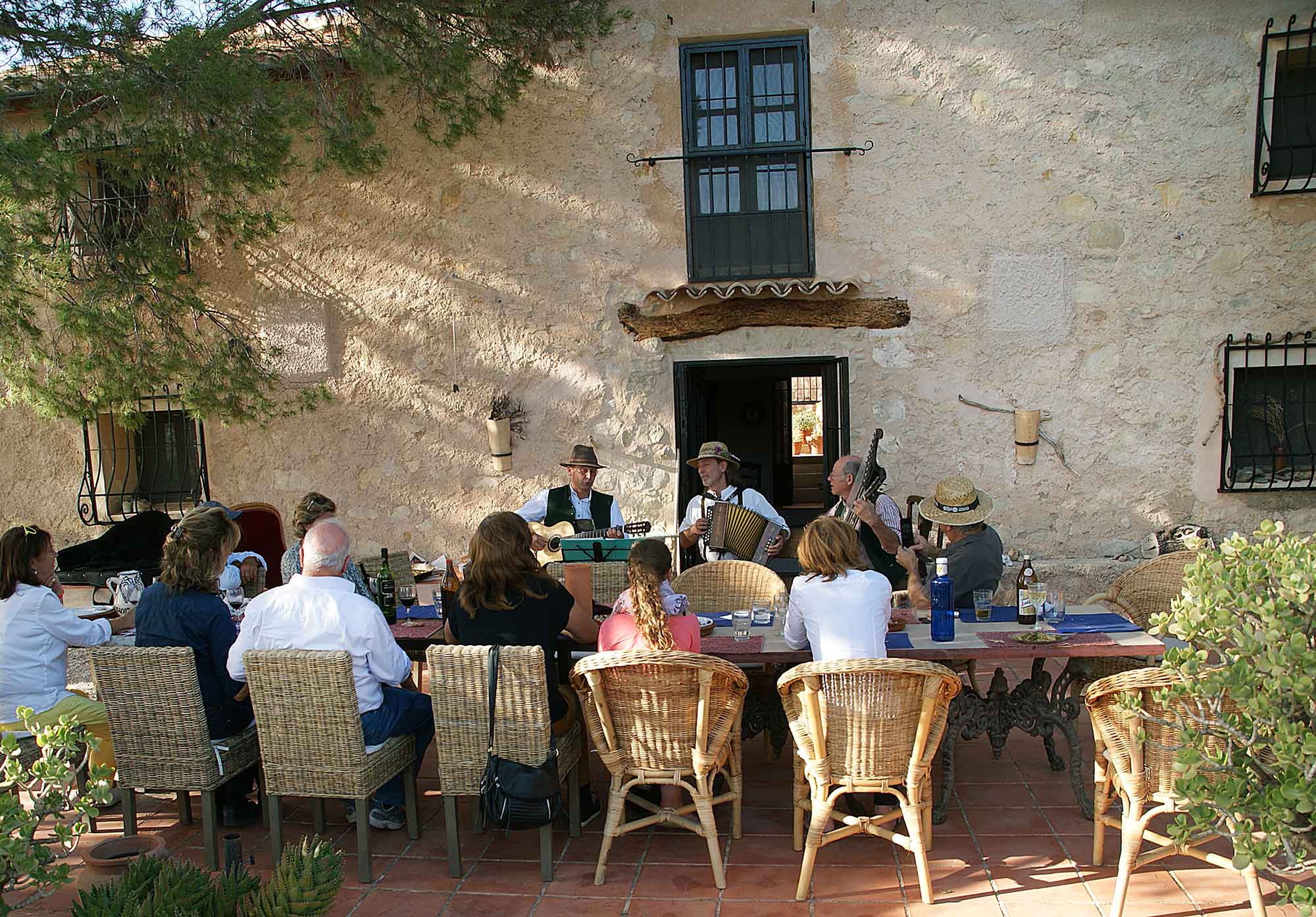 Live-Musik auf der Terrasse der Finca Foyeta vor der traditionellen Steinfassade in Jijona, Costa Blanca