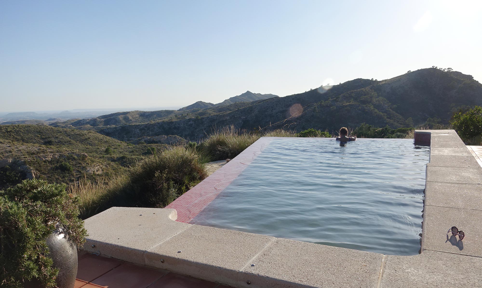 Infinity-Pool der Finca Foyeta in Jijona mit Blick auf die Berglandschaft der Costa Blanca