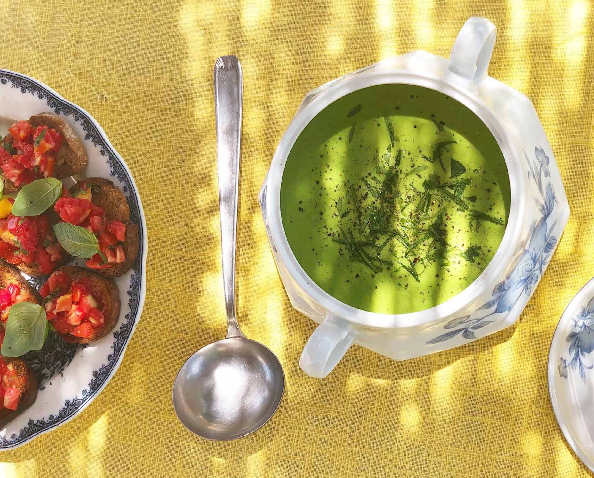 Erbsensuppe mit Minze und Bruschetta mit Tomaten, serviert im Ferienhaus The Happy Hamlet in Frankreich