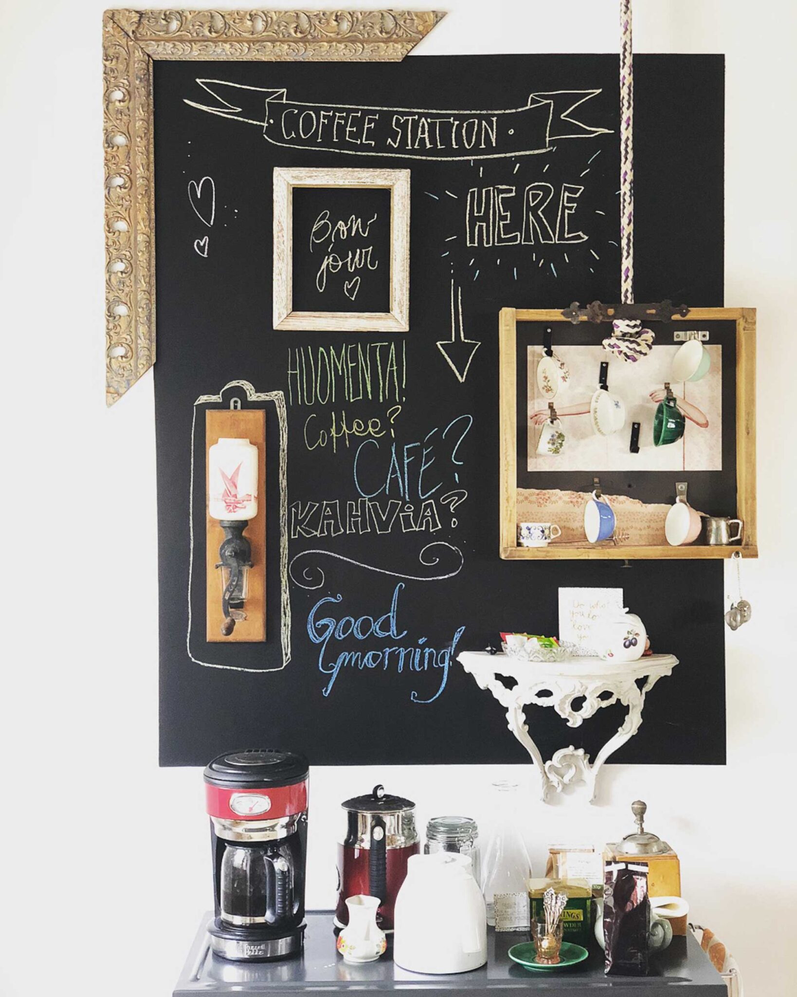 Rustikale Kaffeestation mit Tafel und Vintage-Geschirr im Ferienhaus The Happy Hamlet in Fauroux