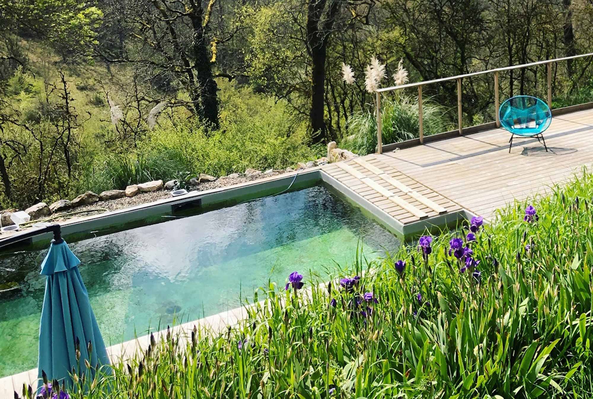 Pool mit Blick auf bewaldeten Hügel im Garten des Ferienhauses The Happy Hamlet in Okzitanien